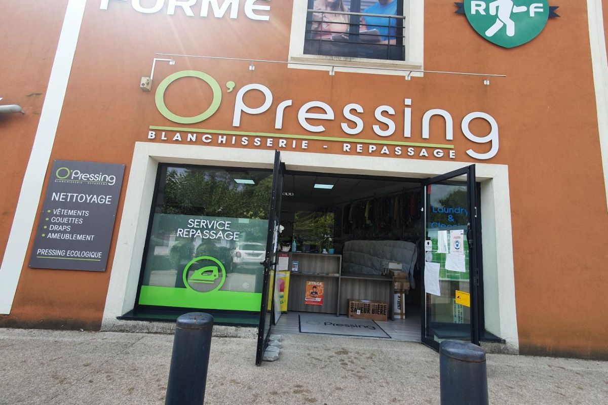 vend pressing Alpes Maritimes  cause départ  possibilité acheter les murs sans employé situé sur centre commercial prés de intermarché assez urgent