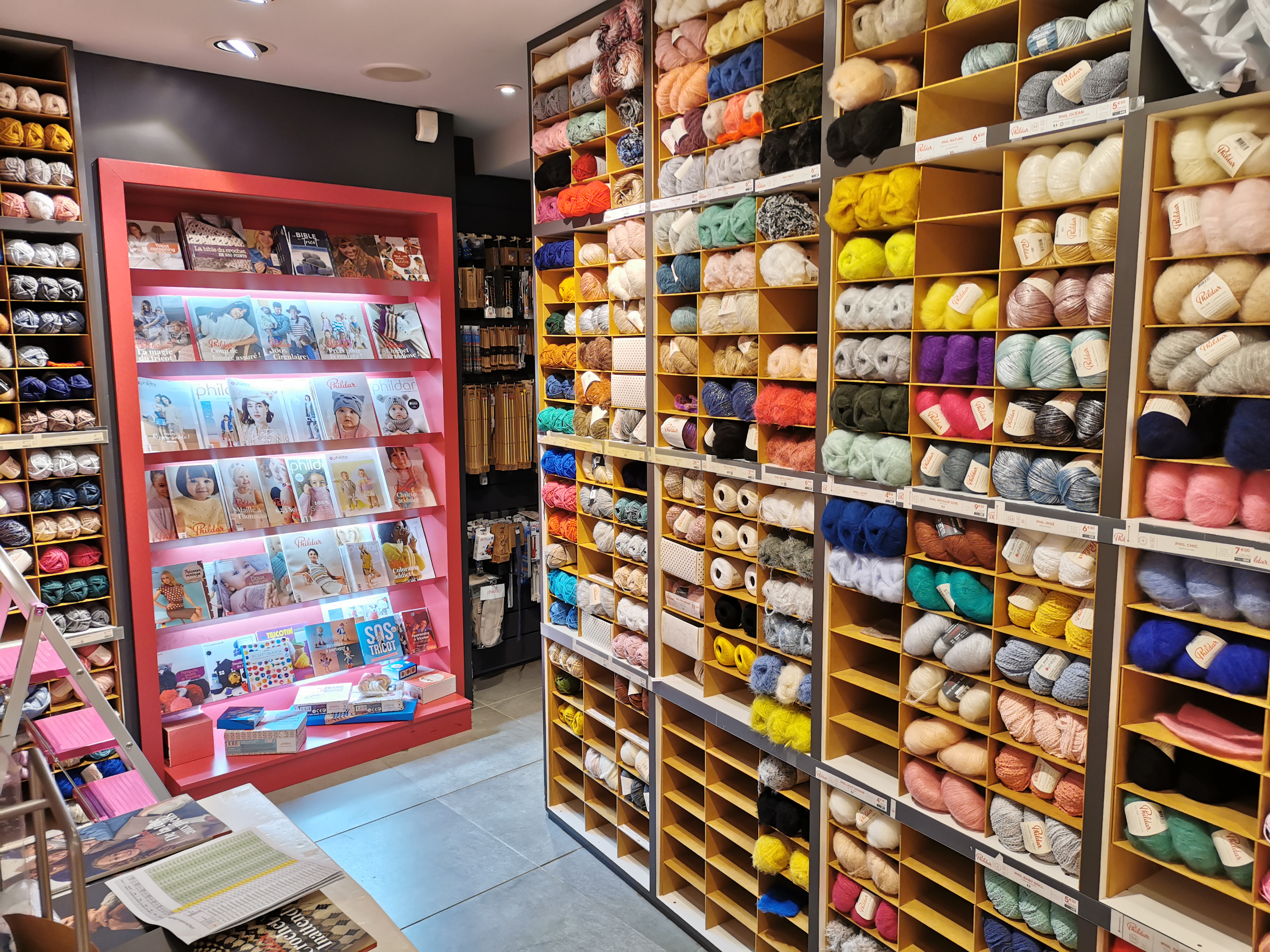 Située dans le coeur de ville, dans un quartier dynamique et fréquenté, bénéficiant d'une excellente visibilité et d'un fort passage piétonnier. Stationnement à proximité pour plus de commodité.
Mode féminine tendance et de qualité, adaptée à toutes les occasions.
Accessoires bijoux, sacs à main, écharpes ...
Distributeur départemental de la marque Phildar.
Surface local commercial de 70 m2 + réserve 6.50 m2, avec vitrine attrayante.
Mobilier, présentoirs, caisse enregistreuse et autres équipements inclus pour une reprise immédiat.
Fidèle clientèle locale déjà établie.
Aide financière de la mairie pour le loyer.