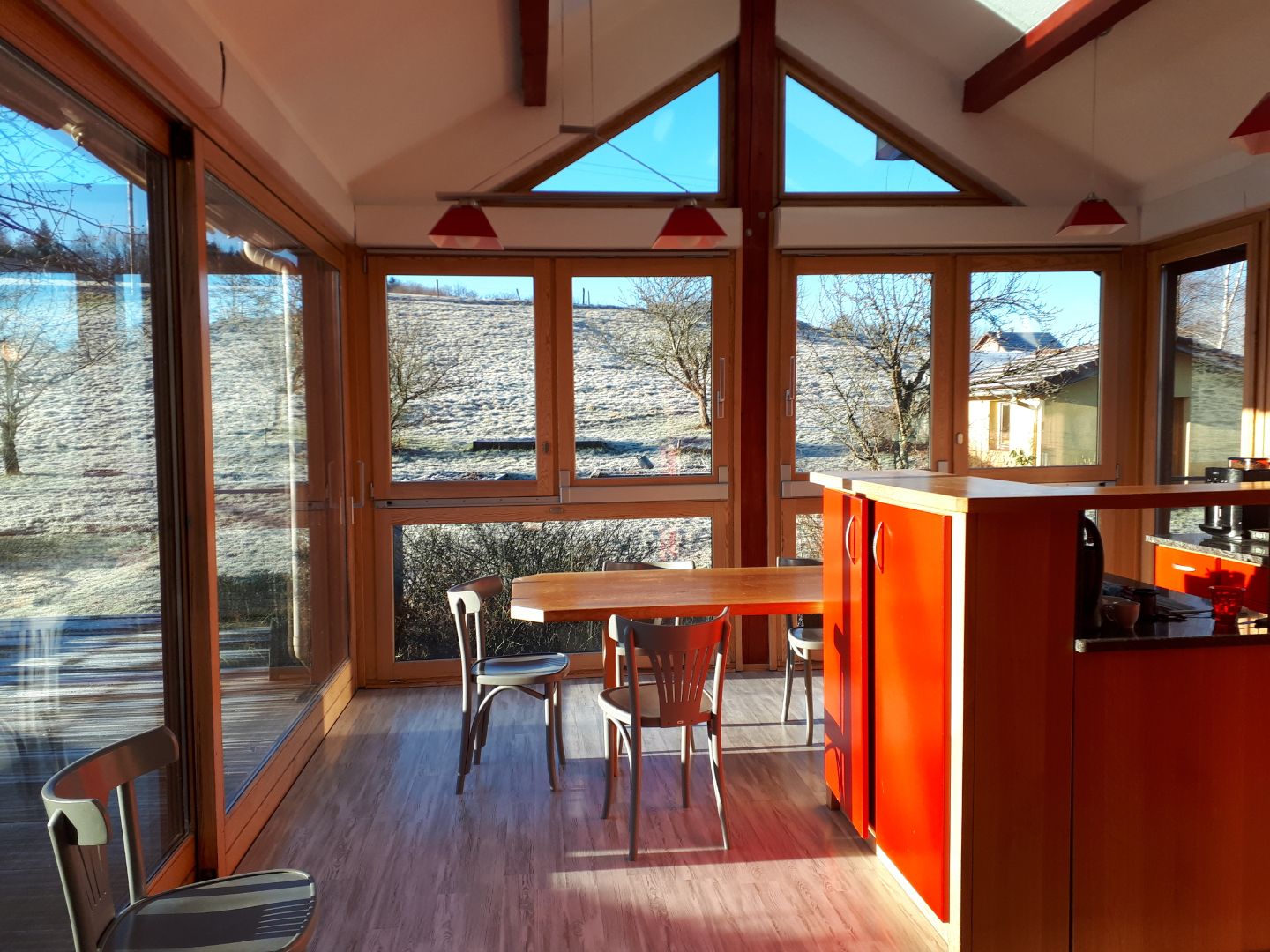 Opportunité à saisir ! 
A vendre boulangerie du Girmont Val d ajol comprenant le fonds de commerce, le lieu d’habitation des cédants et l’appartement en location attenant à la boulangerie. 
Prix de cession indissociable du fonds et des murs : 400 k€

Le Girmont, joli village de 300 habitants, composé essentiellement de personnes actives, profite d’une forte présence de touristes en période de vacances scolaires grâce aux résidences secondaires et aux locations saisonnières. Le village comprend 4 restaurants. Le marché estival de la commune est également une source de revenus pour la boulangerie (tous les vendredi soir de fin juin à fin août)
Très forte affluence.

 Répartition de l’activité :

-Activités de boulangerie et de viennoiserie : 70% du CA (clientèle de particuliers et de professionnels dont les restaurants du secteur).

-Relais Poste : 20% du CA (rémunération fixe de par mois + petite commission en cas d’action commerciale).

-Revente de produits locaux : 10% du CA.

 La boulangerie bénéficie d’une surface totale de 75m² (40m² pour l’atelier et 35m² pour le point de vente) et d’un accès de plain-pied avec porte d’accès adaptée pour les personnes à mobilité réduite. Contrôle sanitaire vierge pendant l’été 2024.

Ensemble immobilier comprenant :

-1 appartement de 150m² sur 2 niveaux (loyer de 500€/mois, locataires inchangés depuis plus de 25 ans) avec garage.

-l’appartement des cédants : 180m² comprenant 4 chambres + cuisine ouverte sur séjour/SAM + terrasse extérieure + 1 SDB / chauffage au bois + PAC

 

Taxe foncière : 800€ pour l’ensemble immobilier.

 
Stationnement aisé et gratuit avec le parking de l’église juste en face de la boutique.

 Pas de salarié à reprendre.
