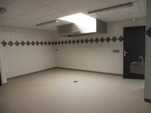 Etablissement d’une superficie de 230m2, rénové en 2019, propriété de la commune, recherche un exploitant afin de répondre à la demande locale et à la population de passage.
Salle de restaurant d’environ 50 couverts. (sans mobilier)
La pose du bar sera à la charge de la commune (licence IV fournie par la commune).
Cuisine équipée d’une hotte et d’une plonge. L’équipe municipale a fait le choix de ne pas équiper totalement les locaux, afin de permettre à l’exploitant de s’associer à l’aménagement intérieur et à la déco du commerce en fonction de ses besoins.
Réserve et terrasse extérieure d’environ 40 m2.
Espace épicerie à installer avec différents services : dépôt de pain, point presse, poste, banque, etc…
Places de parking à proximité.

Colombiers du Plessis est une commune de 506 habitants, située dans le Nord Ouest de la Mayenne.
A 13 kms de Ernée, 23 kms de Mayenne, 45 kms de Laval, 79 kms de Château-Gontier, 35 kms de Fougères, Colombiers du Plessis est renommé pour la présence sur la commune d’un parc floral, Les Jardins des Renaudies, qui accueille environ 20 000 visiteurs par an.
La commune vous soutiendra et vous aidera à mettre en œuvre votre projet (administratif et financier, dans la limite de ses moyens). 

Si vous êtes motivé, avec une expérience professionnelle en restauration, n’hésitez pas à prendre contact avec Madame le Maire Edith Divaret pour en discuter soit par mail mairie-colombiers@wanadoo.fr soit par téléphone au 02 43 08 60 11.