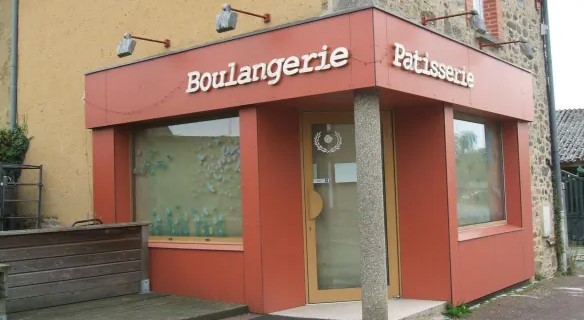 La commune de Marchésieux (700 habitants, au cœur du département de la Manche) recherche son/sa futur(e) artisan(e) pour la réouverture de la boulangerie–pâtisserie–épicerie du centre-bourg.
👉 Zone de chalandise : 2500 habitants, aucune autre boulangerie dans un rayon de 10 km : une vraie opportunité pour développer une belle activité artisanale et devenir un acteur essentiel de la vie du village !
 
🌿 Un cadre de vie dynamique et chaleureux
À deux pas de la boulangerie :
•	École, cantine, garderie, centre de loisirs (1 500 habitants)
•	Coiffeur, espace de vie sociale
•	10 associations très actives
•	Une clientèle fidèle et conviviale qui attend la réouverture avec impatience
 
🏠 Des locaux et du matériel professionnel prêts à l’emploi
	Locaux communaux, aux normes, rénovés et entretenus :
Rez-de-chaussée :
•	Laboratoire boulangerie-pâtisserie entièrement équipé (50 m²)
•	Boutique avec vitrines et présentoirs (50 m², accessibilité PMR)
•	Arrière-cuisine, WC, douche
•	Cour et jardin
À l’étage :
•	Logement avec 2 chambres, cuisine, salon, salle de bain et WC.
	Matériel contrôlé et révisé, four et chambre de pousse neufs et électriques

 
📄 Conditions attractives
•	Contrat : location gérance de 6 années qui pourra se transformer en bail commercial au bout de quelques années
•	Loyer mensuel :
o	500 € HT / mois (commerce, laboratoire et matériel) 
o	Et logement à l’étage F3: 300 €/ mois.
o	3 premiers mois de loyers gratuits
•	Prise de poste : immédiate
 
👩🍳 Profil recherché
Vous êtes :
•	Artisan boulanger ou couple, avec ou sans expérience
•	Motivé(e) par un projet de vie et d’entreprise en milieu rural
•	Envie de créer du lien avec les habitants, les associations et de faire vivre le commerce local