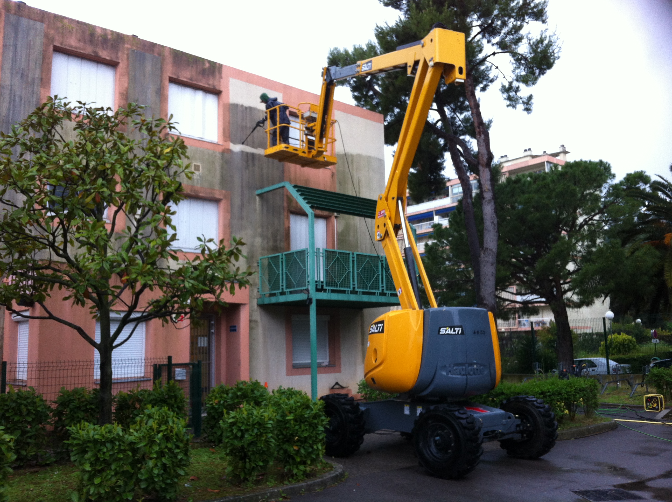 Implantée depuis plus de 12 ans, cette société reconnue intervient de Nice à Aix-en-Provence auprès d’une clientèle fidèle et diversifiée : syndics de copropriétés, entreprises, offices HLM, collectivités et particuliers.

Spécialiste du nettoyage et de l’hydrofugation de façades, toitures et sols extérieurs, l’entreprise s’est bâtie une excellente réputation grâce à la qualité de ses interventions et à un service client irréprochable.

Les données clés :
CA moyen annuel (2022–2025) : 138.100 € HT
Résultat net moyen annuel (2022–2024) : + 18.606 €
Devis signés pour 2026 : 80.000 € HT déjà validés
Taux de transformation moyen des devis de 48 %
Clientèle active

La cession comprenant :
Portefeuille clients complet et fichier structuré
Site web professionnel très bien référencé et générateur de demandes de devis
Véhicule utilitaire floqué Peugeot Expert (2018)
Matériel et stock
Conditions fournisseurs négociées
Accompagnement personnalisé du cédant pour assurer une transmission fluide (présentation clientèle, appui sur les premiers chantiers, formation technique et commerciale)

Points forts :
Entreprise à forte rentabilité, bien implantée et à forte notoriété
Activité à développer : potentiel de croissance important
Outil de travail clé en main, immédiatement opérationnel
Réputation solide et visibilité web forte
Fichier client structuré