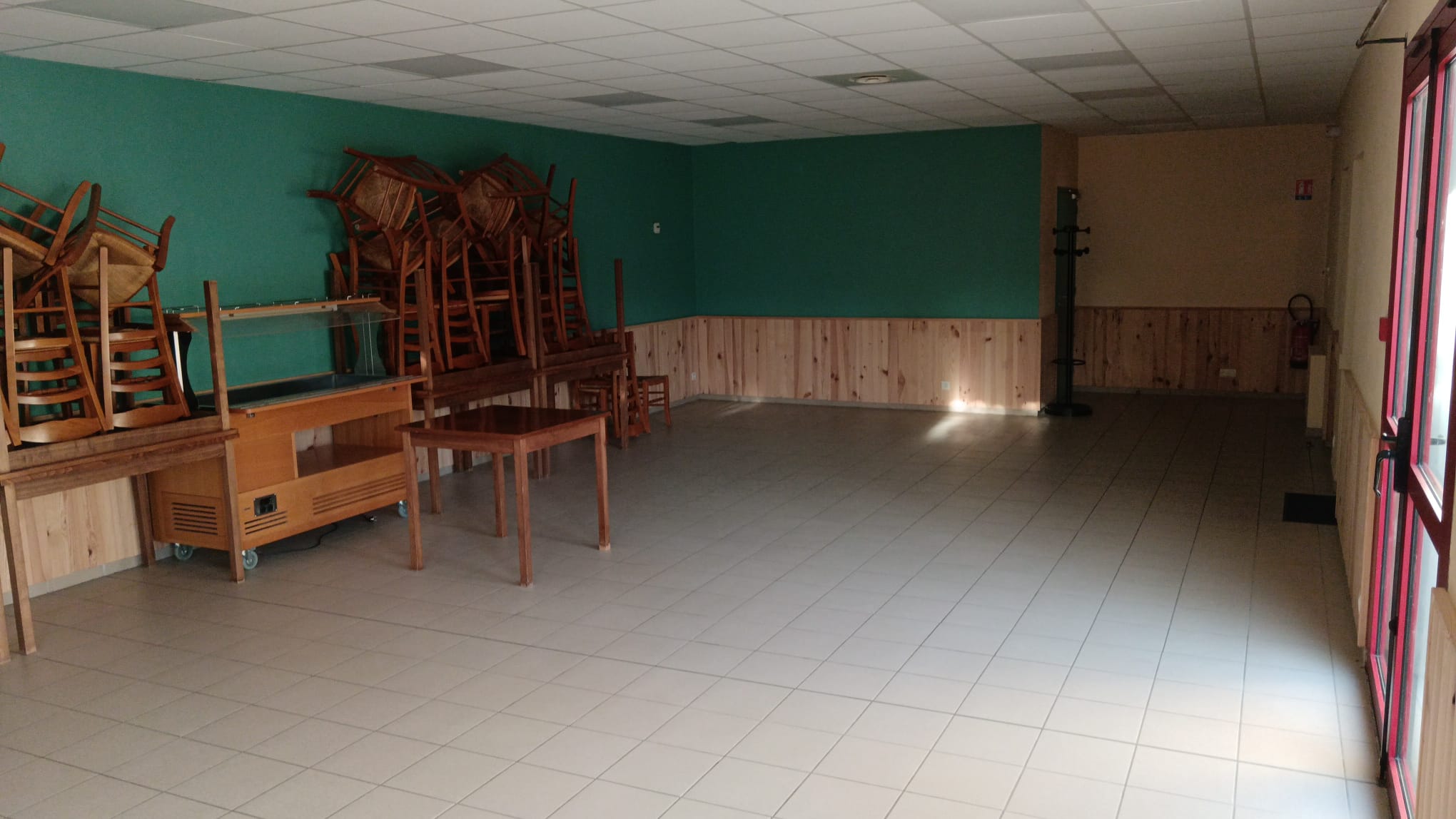 Etablissement à vocation multiple situé au cœur du village sur la place de l'église. Il regroupe un bar, un restaurant. Il bénéficie d'une clientèle fidèle principalement composée d'ouvriers et de résidents locaux.
Au RDC le bar avec deux espaces de restauration (40 couverts) et une terrasse extérieure (20 places).
A l'étage une grande salle de restauration proche de la cuisine de 5O couverts.

Equipements :
système de chauffage par pompe à chaleur; production d'eau chaude par énergie solaire; cuisine équipée avec matériel compris dans le bail avec la mairie.

Particularité :
Activité traiteur possible pour environ 100 personnes

Ressources humaines :
1 cuisinier
1 employé de service 

Conditions financières :
Loyer 420 € par mois (immeuble appartenant à la mairie)

Possibilité de louer l'appartement F4 au dessus du restaurant (actuellement libre, pour plus d'information merci de contacter la mairie)