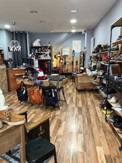 Envie de vous lancer dans une belle aventure...
Cette boutique de chaussures femme et homme, accessoires et maroquinerie, située dans le haut-jura n'attends que vous. 
Ses principaux atouts sont une clientèle fidèle, elle est ouverte depuis plus de 50 ans, la boutique a une excellente réputation locale. Elle a une surface de vente 50m2 ainsi qu'une réserve de 70m2
Elle se situe dans la rue principale du centre ville.
Mise en vente suite départ à la retraite.