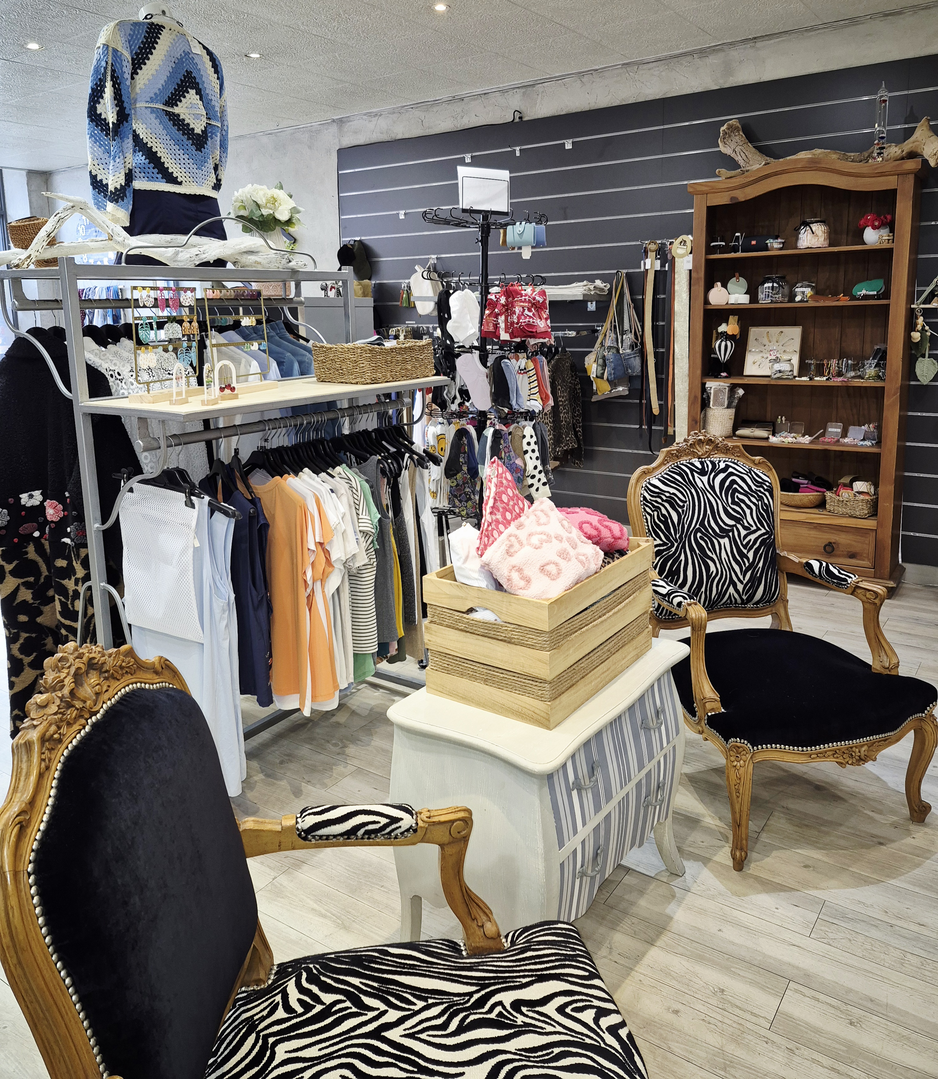 Vente pour cause de réorientation.

Jolie boutique entièrement repensée pour un accueil chaleureux ; reprise clé en mains.

60m2 de surface de vente + 30m2 de réserve (ouvrant sur l'extérieur) avec évier et petit chauffe-eau  + WC séparé.
Caisse au normes LNE, système de climatisation réversible (changée en juillet 2024)
3 Cabines d'essayage
Mobilier adapté 

Commerce idéalement situé dans le centre ville.

Bail tout commerces offrant de multiples possibilités d'exploitation avec loyer très raisonnable.