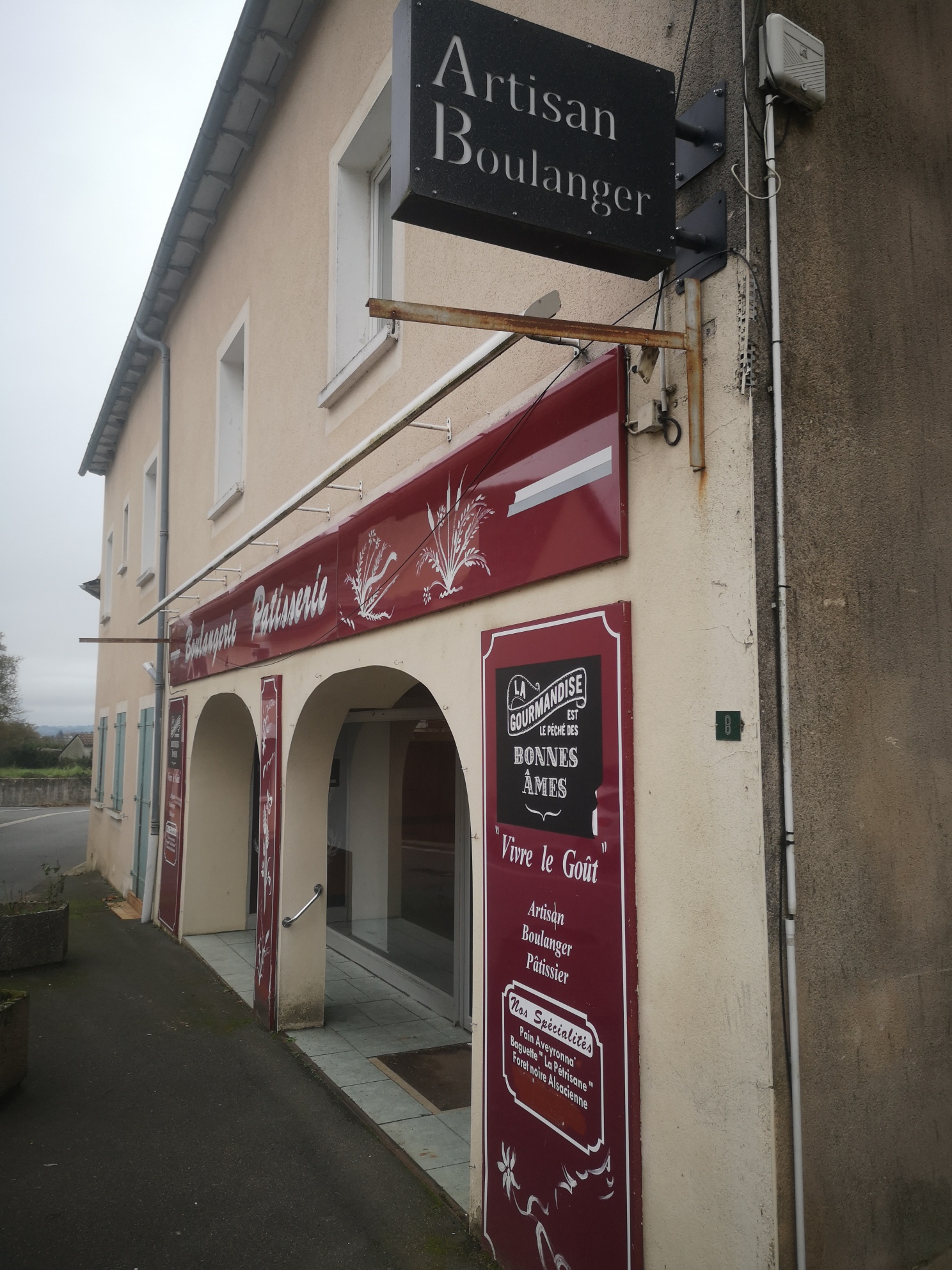 grande maison avec fond de commerce de boulangerie dans un village de 800 habitant. 133 m2 par étage . 6 chambres . laboratoire a l'étage  . cherche un  couple motivé pour remettre cette boulangerie en route  avec un aide de la mairie .arrêt de l'activité  cause maladie .pas d'autre boulanger dans le village sauf un dépôt qui vient de ce monter . très bien placé a coté de la mairie et parking tout au tour .si non peut être transforme en maison d'habitation et plusieurs logements
