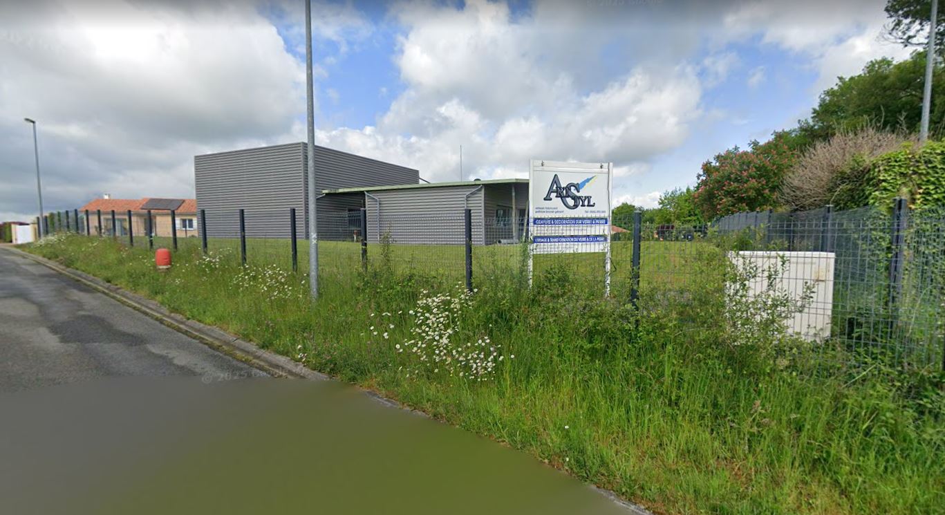 10 minutes de Limoges, cause retraite, vend fonds de commerce d’une entreprise de gravure, créations funéraires et décoratives, marbrerie, miroiterie.
Entreprise implantée depuis 29 ans, très bonne notoriété avec une clientèle majoritairement de professionnels.
Une  salariée pour l’administratif qui ne restera pas à la reprise.
Site internet créé depuis 25 ans et mise à jour régulièrement avec un bon référencement.
artstyl.fr
CA HT 2023 : 165 000€
CA HT 2024 : 146 000€, sans aucun endettement.
Entreprise très bien équipée avec tout le matériel nécessaire, véhicule et le tout entretenu, aucun autre investissement matériel à prévoir.
Local professionnel de 240 m² sur un terrain clôturé de près de  2 500 m², possibilité de vendre l’ensemble.
Accompagnement et formation possible sur une durée à définir.
Prix du fonds de commerce : 125 000€, étudierait toute proposition sérieuse. 

DIAGNOSTIC TRANSMISSION ET ÉVALUATION RÉALISÉS