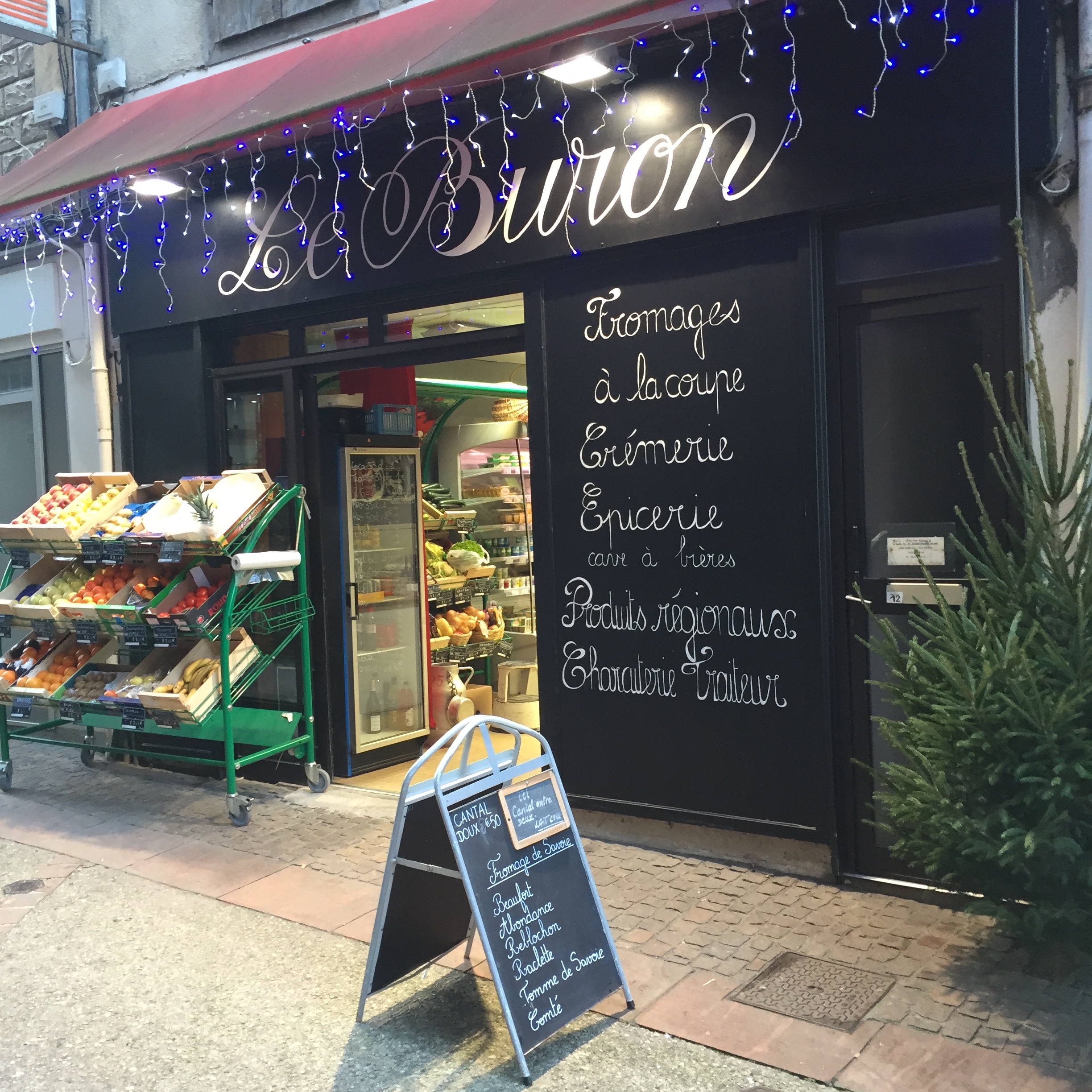 Cause départ à la retraite.
A vendre petite épicerie .
Située sur le chemin de Compostelle, dans une petite ville dynamique, le magasin propose une belle vitrine de fromages à la coupe.
Produits du terroir et fruits et légumes.
Marchés et tournées possibles avec camion-magasin.
