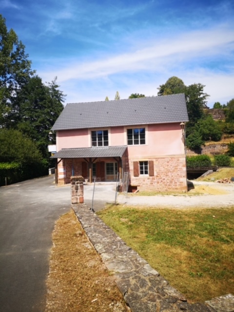 VILLAGE en Dordogne Commune DYNAMIQUE RECHERCHE BOULANGER POUR PAIN ARTISANAL CUIT AU FEU DE BOIS.

La Mairie de Villac en Dordogne (24120),  petite commune dans le Périgord Noir de 300 habitants, “surnommée la petite Collonges la Rouge”, recherche une personne pour une boulangerie artisanale avec un point relais poste ainsi qu’un commerce de convivialité (point épicerie sèche, café –buvette, salon de thé, licence IV, etc…). 

Elle vous propose de mettre à disposition, un local rénové  et adapté d’environ 100 m2, avec tout le matériel  nécessaire dont un four à bois de 14 m2 avec double gueulards.

Les murs appartiennent à la mairie et le nouveau locataire devra s’acquitter d’un loyer modeste, le commerce ne comporte pas de logement.

La boulangerie a  fonctionné jusqu’au départ à la retraite du boulanger.

La réhabilitation complète est terminée depuis fin Octobre 2022 pour une Ouverture immédiate.  Une réponse avec dossier de candidature serait la bienvenue.

Pour tous renseignements, s’adresser à la Mairie de VILLAC 24120, aux jours et heures d’ouverture du secrétariat, les Lundi, Mardi et Vendredi de 14 h à 17 h et le Mercredi de 9 h à 12 h au 05.53.51.51.94 ou mairie.villac@wanadoo.fr ou à Mr le Maire, Laurent PELLERIN au 06.81.52.02.21.