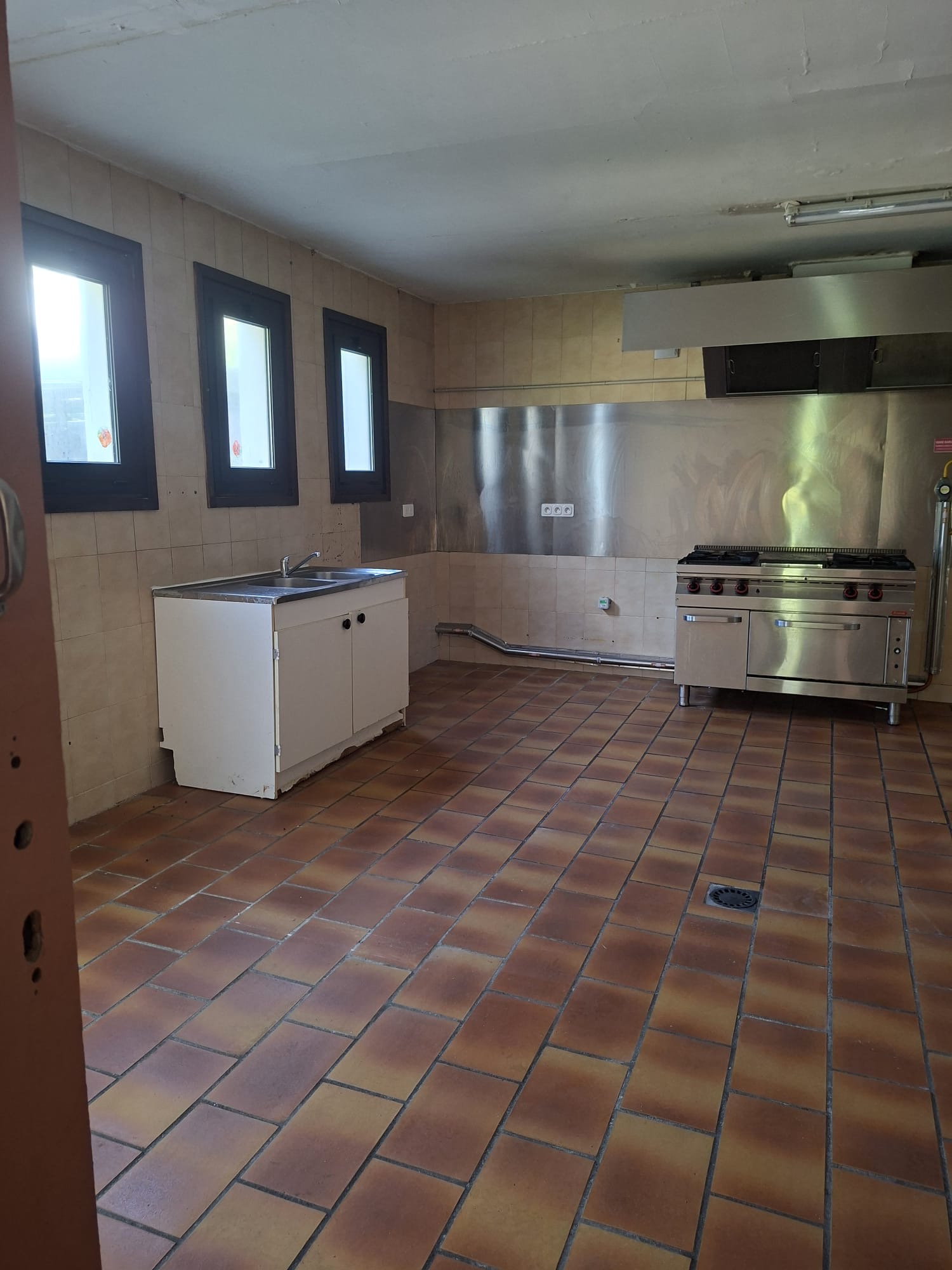 ROUBION, Alpes-Maritimes, station de montagne été/hiver propose à la location local pour restaurant situé station des Buisses.
Anciennement dénommé "restaurant l'Alpage", le local est situé à environ 100m du cœur de station en RDC d'un bâtiment comportant 7 gites communaux.
Le local comporte une grande cuisine, une partie technique, une salle de restauration de 40 places avec coin bar et une terrasse. L'équipement est a compléter. La décoration est a faire.
Possibilité de bail précaire puis commercial. Conditions à discuter selon dossier et références.
Présentation de la commune et de la station sur www.roubion.com