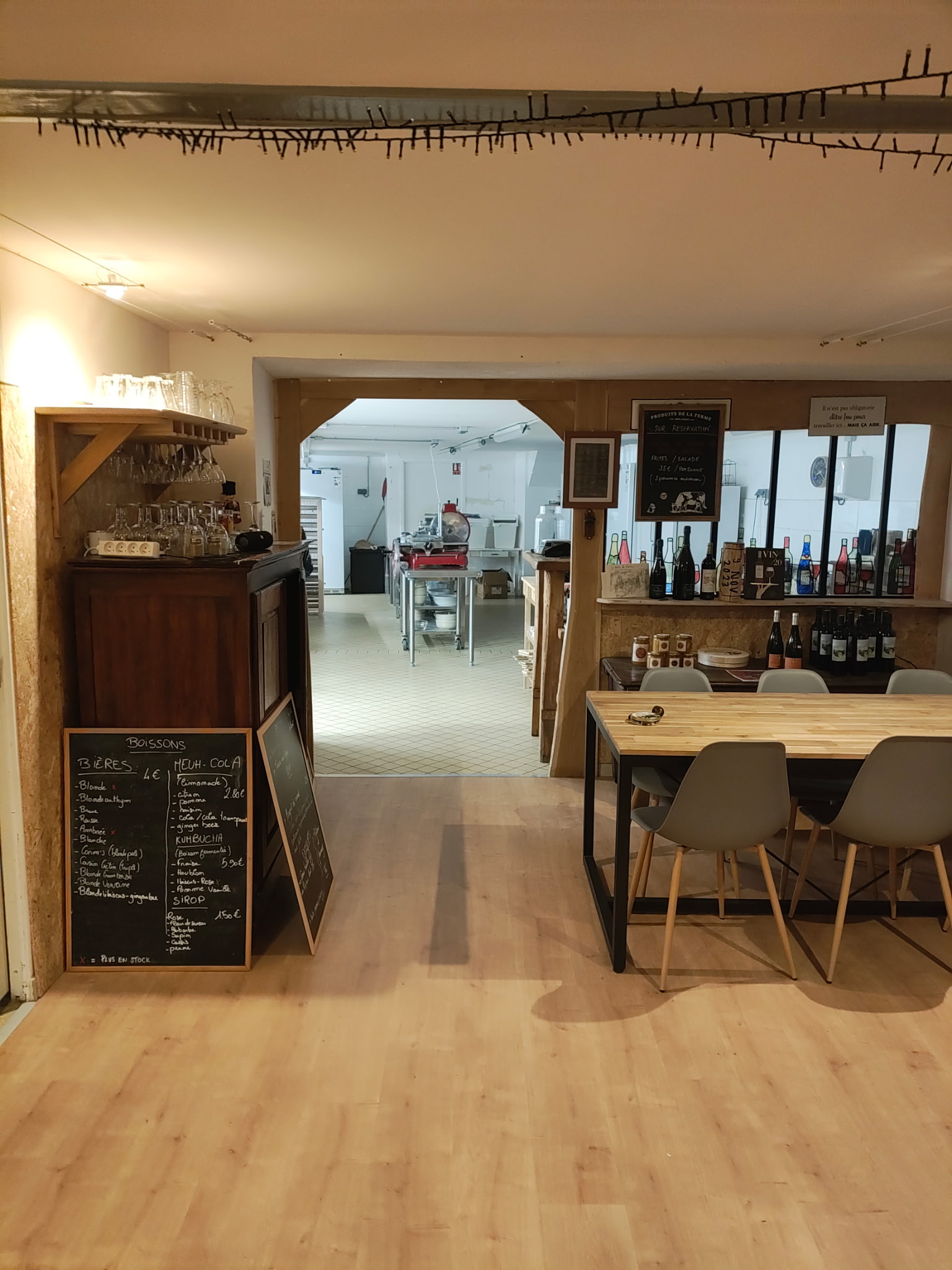Situé sur la commune de Giat, ce restaurant bénéficie d’un emplacement idéal, à proximité immédiate de la rue commerçante et du champ de foire, lieu emblématique accueillant de nombreuses foires et manifestations tout au long de l’année, générant une fréquentation régulière et un fort potentiel de passage.

Il s’agit d’une opportunité rare, idéale pour un professionnel de la restauration ou un porteur de projet souhaitant s’installer dans un établissement clé en main, entièrement rénové, conforme aux normes et sans investissement à prévoir.

Le restaurant est implanté dans un bâtiment de caractère sur deux étages, développant une surface totale d’environ 360 m² (120 m² par niveau). Le rez-de-chaussée est consacré à l’activité avec une salle conviviale de 60 m² offrant 24 couverts, une cuisine professionnelle de 60 m², entièrement équipée et fonctionnelle, ainsi qu’une terrasse en façade permettant d’accueillir 16 couverts supplémentaires, très appréciée lors des beaux jours et des événements locaux.

L’établissement est actuellement exploité 4 jours par semaine, midi et soir, du jeudi au dimanche, laissant un important potentiel de développement (élargissement des horaires, augmentation de la capacité, exploitation des périodes de foires et manifestations, etc.).

Une rénovation complète a été réalisée en 2023, incluant la mise aux normes coupe-feu, la création de WC PMR, ainsi que des plafonds coupe-feu en salle et cuisine. La toiture a été rénovée en 2021 et bénéficie d’une garantie décennale. Le chauffage est assuré par un poêle à granulés récent (1 an).

La cuisine est entièrement équipée : hotte, bac à graisse et tout le matériel professionnel nécessaire en très bon état. Aucun investissement n’est à prévoir.

L’établissement dispose d’une licence restaurant.

Prix d'achat fonds de commerce + murs