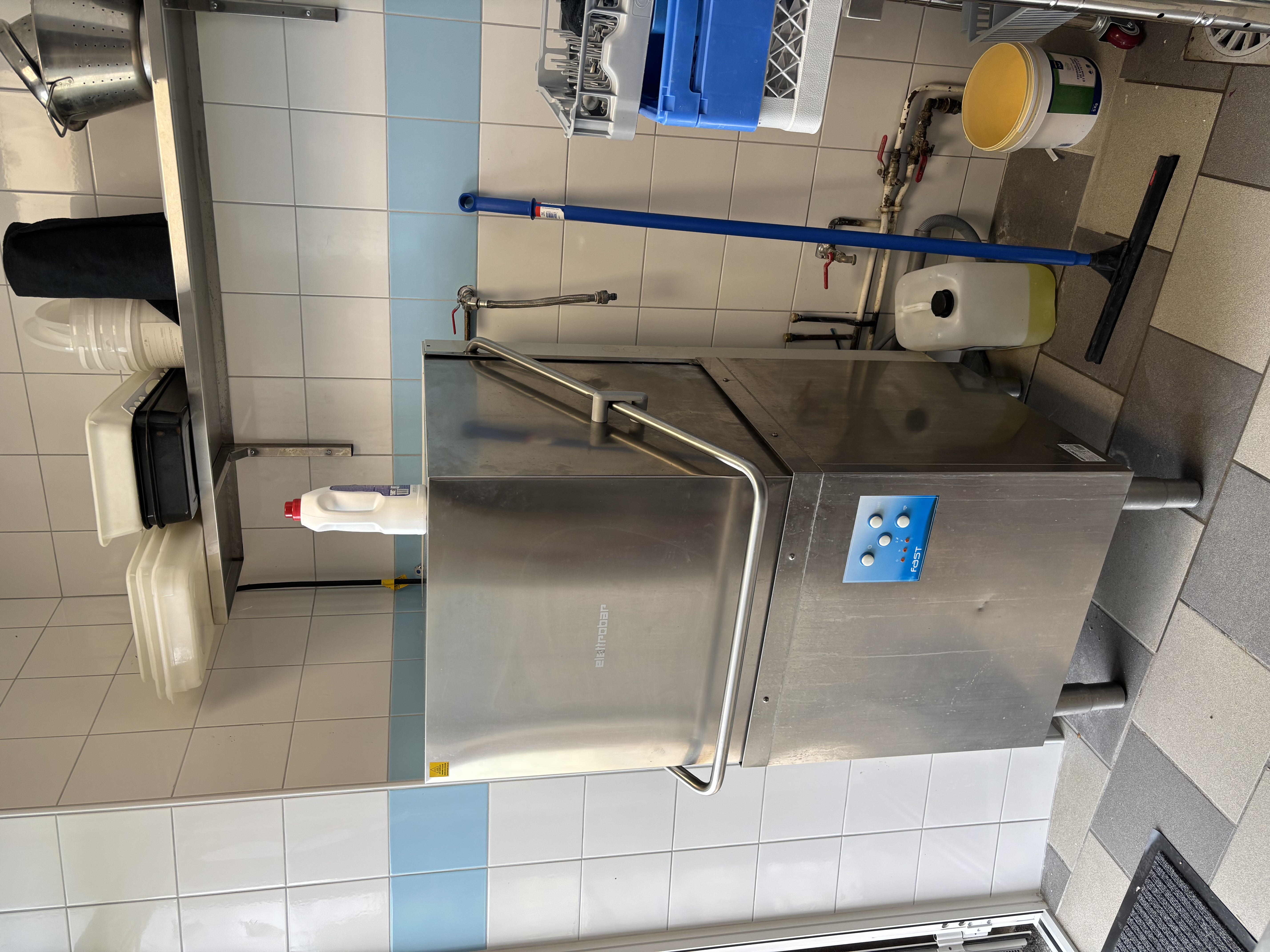 Restaurant situé en pleine campagne idéale pour couple, ,avec logement au dessus du restaurant .  Achat fond de commerce récemment rénover   chiffre d'affaire sur les 3 dernieres années varie de 130000 à 150000 Restaurant avec une bonne reputation culinaire reconnue part table et auberge de France en 2023 2024 et 2025 Loyer des murs actuellement à 316€TTC location avec un bail commercial 3/6/9 avec la Marie de la commune. N'hésitez pas à prendre contacte avec nous pour plus de renseignements.