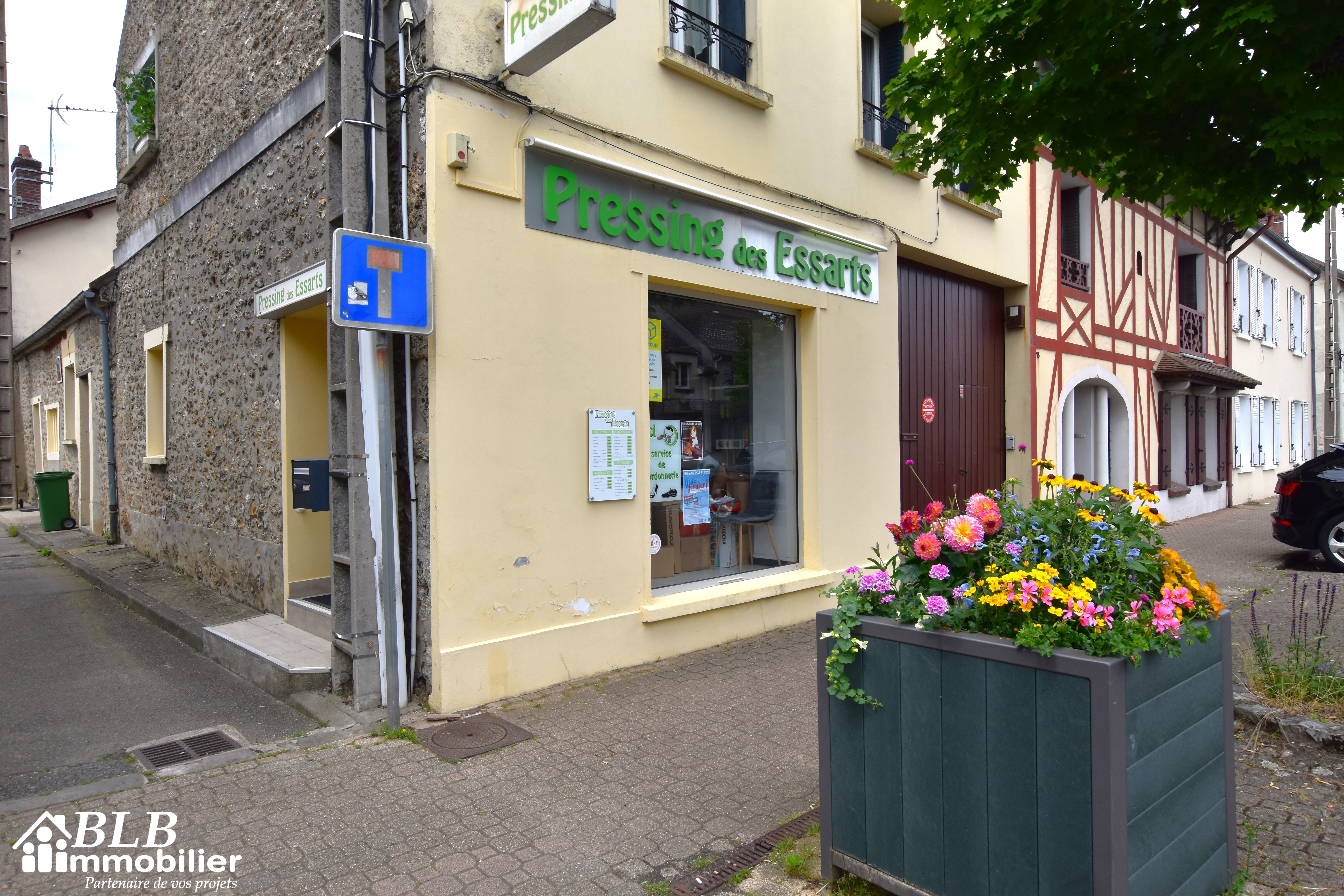 RARE A LA VENTE - FOND DE COMMERCE // Les Essarts-le-Roi - 78690 //

David et Kim ont le plaisir de vous présenter une opportunité exceptionnelle d'acquérir un fonds de commerce de pressing idéalement situé au cœur du centre-ville.

Cet établissement prospère bénéficie d'un emplacement stratégique et d'une clientèle fidèle.

L'établissement se distingue par son emplacement de choix, attirant une clientèle régulière et nombreuse. Il offre également un potentiel de croissance avec la possibilité de développer davantage l'activité existante.

L'établissement comprend une surface commerciale de 17,55 m², avec une vitrine donnant sur rue, dédiée à l'accueil des clients. De plus, il dispose d'un espace de travail d'environ 33 m², aménagé pour une efficacité optimale, ainsi qu'un WC indépendant.

Le bail en cours (bail 3/6/9) autorise diverses activités, notamment le pressing, la blanchisserie, la laverie, la cordonnerie et la mercerie. Le loyer s'élève à 1 492 € par mois.

La vente inclut deux grandes machines à laver et sèche-linge de 23 kg chacune, une table à détacher, une machine à laver standard, une table à repasser industrielle datant de deux ans, ainsi que diverses penderies, grandes étagères, un tourniquet pour vêtements et un bar d'accueil avec caisse.

Ne manquez pas cette opportunité unique de reprendre un commerce florissant avec un potentiel de développement.

Contacter votre DUO Essartois : David et Kim, vos Responsables Secteurs des Essarts-le-Roi/Lévis Saint Nom. Disponible pour VOUS 7J/7 au 06.76.08.50.55/06.74.63.97.71.

Les informations sur l’état des risques et pollution (ERP) auxquels ce bien est exposé sont disponibles sur le site Géorisques : www.georisques.gouv.fr.

La présente annonce immobilière a été rédigée sous la responsabilité éditoriale de Mr ANTONIO David, RSAC VERSAILLES n° 795063999