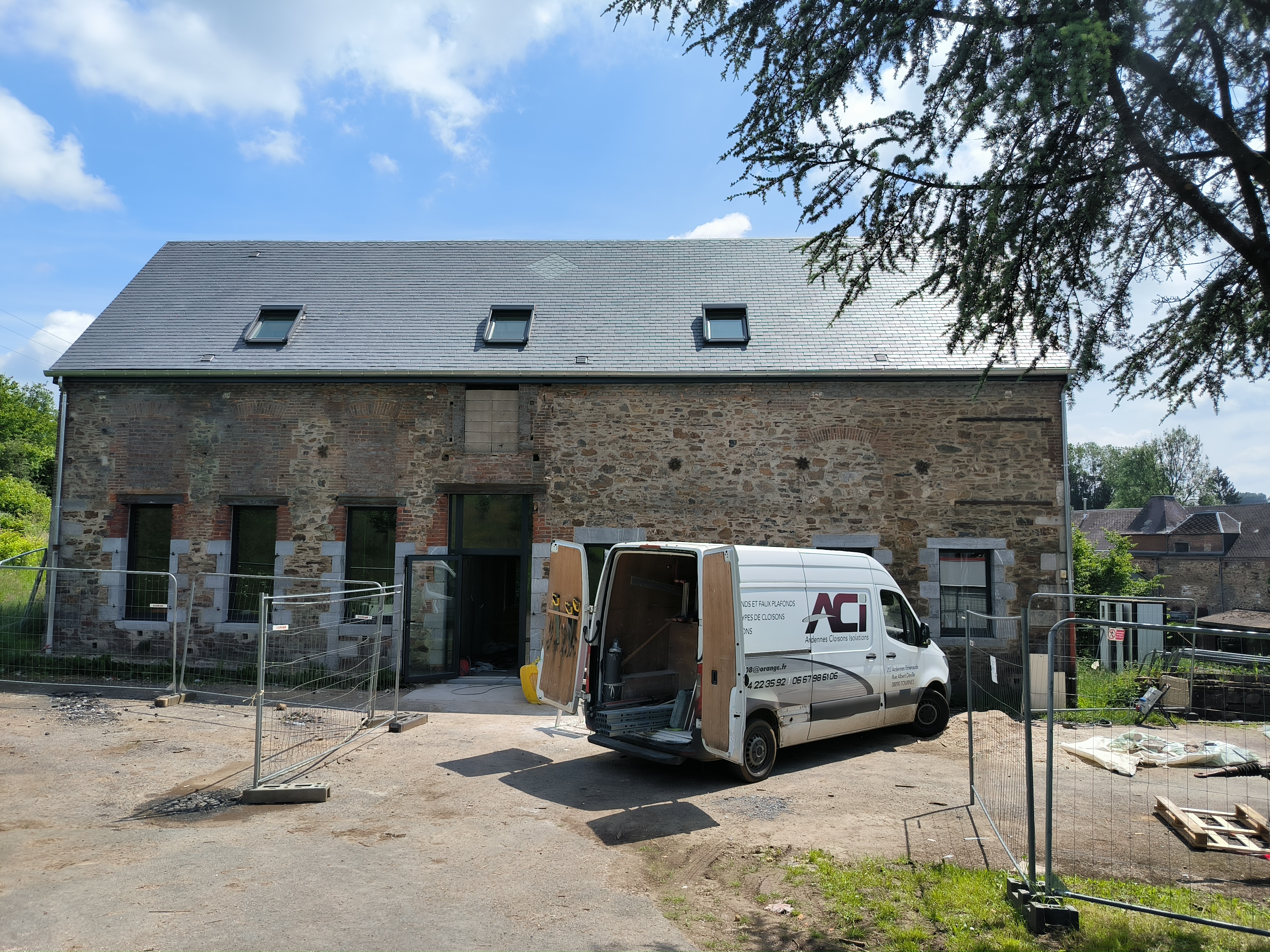 Ouverture du futur café-restaurant multiservice à La Neuville aux Joutes (08)
Fin des travaux prévue en fin d'année 2024

Frontalier de l'Aisne et de la Belgique, La Neuville-aux-Joûtes est une commune pittoresque de 366 habitants, située à 16 minutes de la ville commerçante d'Hirson. Ce joli village verdoyant, labellisé "3 étoiles" et "3 fleurs", est niché entre l'église et la mairie, en plein centre bourg. Les visiteurs peuvent profiter de deux circuits pédestres aménagés par l'association Maginot, permettant des balades en forêt autour des blockhaus historiques. La commune propose également trois gîtes et un camping pour les séjours prolongés. Avec cinq associations dynamiques, La Neuville-aux-Joûtes organise des événements sportifs et culturels tout au long de l'année, attirant plusieurs centaines de visiteurs. La communauté de communes Ardennes Thiérache envisage la création d'un circuit de randonnée Trans-Thiérachienne, renforçant ainsi l'attrait touristique de la région. La situation géographique de la commune génère un important passage touristique, notamment de Belgique, des Pays-Bas et du Luxembourg, avec environ 600 véhicules par jour.

Activités principales : bar, restauration traditionnelle, animations
Activités de service possibles : chambres d'hôtes, dépôt de pain, épicerie, FDJ, point Poste

Le local :

● Entièrement aménagé et équipé : « clé en main »​
● Cuisine professionnelle à disposition (équipement, matériel, ustensiles) : 25m²
● Bar et salle avec « du cachet »​
● Superficies : salle : 40m², terrasse non couverte : 30m²
● Logement de fonction compris dans le loyer du commerce

Contrat proposé : ​

Sous location des éléments composant le café (matériel, Licence IV ...). Vous rejoignez le parcours " Tremplin" du réseau 1000 Cafés, et pouvez bénéficier d’un service d’accompagnement personnalisé

Aspects financiers : ​

Apport financier pour stock produits et trésorerie initiale à prévoir​ : 10K€
Dépôt de garantie : 1418€
Redevance année 1 : 375€HT
Redevance mensuelle avec le loyer maximum : 709€HT
Loyer fixé à 100€ pour local commercial + logement en année 1, 200€ en année 2, 300€ en année 3 et 400€ en année 4.


Profil de gérant recherché : ​

● Vous possédez des vraies qualités de commerçant et une vive volonté d’entreprendre. ​
● Vous souhaitez vous engager en faveur de la ruralité et en comprenez les enjeux. ​
● Vous justifiez d’une expérience significative dans le secteur de la restauration et maitrisez les techniques culinaires essentielles, ainsi que les normes d’hygiène et de sécurité.​
● Vous avez des bases solides en gestion et faites preuve de rigueur et d’organisation.​
● Vous envisagez d'être propriétaire de votre fonds de commerce à court ou moyen terme.


N'oubliez pas de préciser l'établissement qui vous intéresse dans votre message !