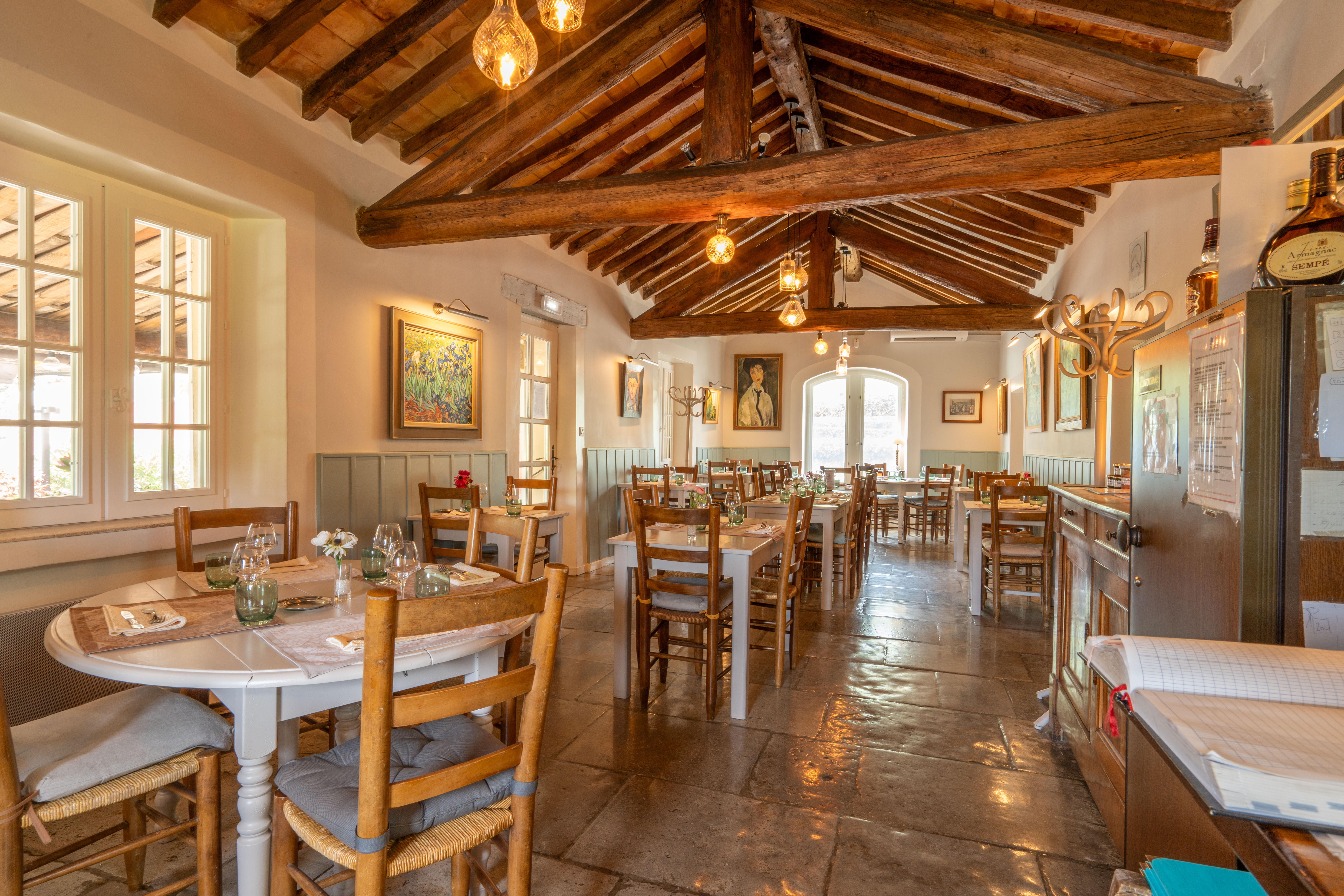 Osez le changement de vie : reprenez un restaurant renommé en Drôme provençale.

À vendre, fonds de commerce d’un restaurant réputé à moins de 10 km de Nyons, au cœur de la Drôme provençale. Une opportunité rare pour jeunes restaurateurs ambitieux ou porteurs de projet en quête de sens : conjuguer cuisine créative, art de vivre à la campagne et aventure entrepreneuriale. Cadre naturel exceptionnel, clientèle fidèle, réputation solide, et un lieu plein de charme avec possibilité d’habitation sur place. Tout est prêt pour écrire une nouvelle page ! 

L’établissement propose : 
- 156 m² de surface intérieure, avec deux salles climatisées (45 à 50 couverts) 
- Terrasse couverte de 94 m² sous les canisses, à l’ombre des oliviers, accueillant jusqu’à 80 couverts 
- Cuisine professionnelle parfaitement équipée, avec des postes bien organisés 
- Etage de 100 m² à aménager selon vos besoins : logement de fonction, hébergement saisonnier, bureaux ou réserve 
- Parking gratuit attenant 
- Activité annuelle grâce au climat et au tourisme
Le tout sur un terrain paysagé de 1 450 m², facile à entretenir, entre Alpes et Provence.