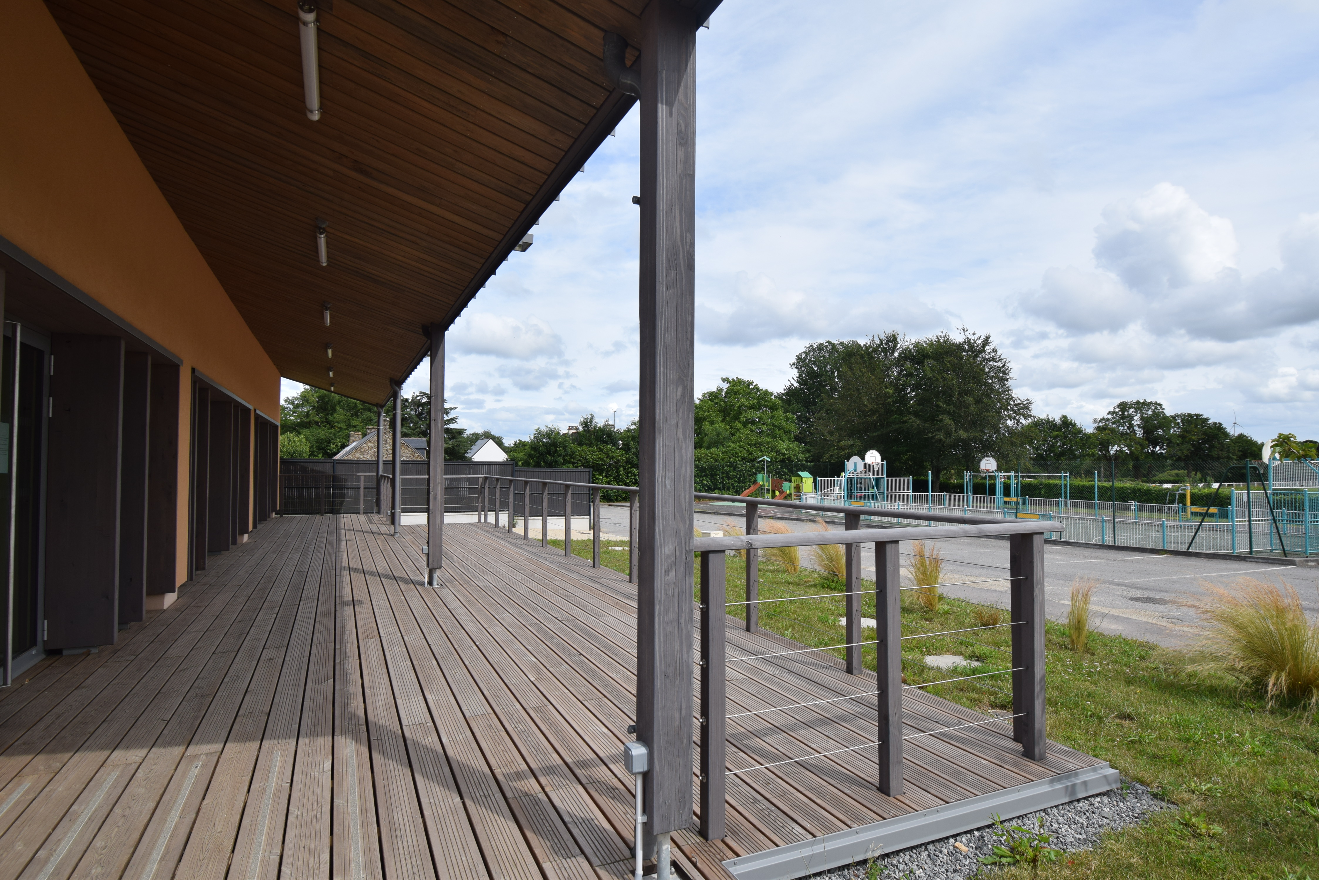 Bar – Restaurant – Épicerie : la commune de Le Cours recherche son futur exploitant

Située dans le Morbihan, à proximité de Questembert et de Vannes, à 1km de la 4 voies Vannes/Rennes, la commune de Le Cours (746 habitants) recherche un(e) porteur(se) de projet pour exploiter son commerce de proximité à compter du 1er octobre 2026.

Afin de préserver les services de proximité et de maintenir un véritable lieu de vie au cœur du bourg, la commune a réalisé en 2025 un bâtiment neuf dédié à l'accueil d'une activité de bar, restauration et épicerie/dépôt de pain.

Cet établissement bénéficie d'un emplacement stratégique en centre-bourg, à proximité immédiate de la mairie, de l'école, de l'église, des équipements sportifs et des principaux lieux de vie de la commune.

Un établissement moderne et polyvalent

Le commerce développe une surface d'environ 220 m² comprenant :
•	un espace bar de 62 m² ;
•	une salle de restauration de 61 m² ;
•	un espace épicerie / dépôt de pain de 33 m² ;
•	une terrasse de 60 m² ;
•	une cuisine professionnelle ;
•	plusieurs réserves, locaux techniques et espaces de stockage.
La commune met également à disposition une licence IV ainsi qu'un ensemble d'équipements professionnels permettant de limiter les investissements de départ.

Un projet au cœur de la vie locale

Au-delà de l'activité commerciale, la commune souhaite faire de cet établissement un lieu convivial favorisant les rencontres, les échanges et l'animation du centre-bourg.
Le développement de nouveaux logements sur la commune ainsi que la création prochaine d'un parc de loisirs équestre comprenant une cinquantaine de chalets constituent autant d'opportunités pour renforcer la fréquentation du commerce et diversifier sa clientèle.
Conditions proposées
•	Bail commercial ;
•	Loyer de 600 € HT par mois la première année ;
•	Accompagnement possible dans les démarches de création ou de reprise d'entreprise ;
•	Mise à disposition d'une licence IV et d'équipements professionnels.

Profil recherché

La commune recherche avant tout une personne dynamique, motivée et désireuse de s'investir durablement dans la vie locale.
Les projets associant bar, restauration traditionnelle, restauration ouvrière, animations conviviales et offre de services de proximité seront particulièrement appréciés.

Candidatures

Les candidatures sont ouvertes jusqu'au 31 juillet 2026.
Pour obtenir le dossier de candidature ou organiser une visite du commerce :
Mairie de Le Cours
8 rue de l'Arz – 56230 Le Cours
mairie.lecours@orange.fr

Venez développer votre projet dans un établissement récent, au cœur d'une commune dynamique et engagée pour le maintien du commerce de proximité.