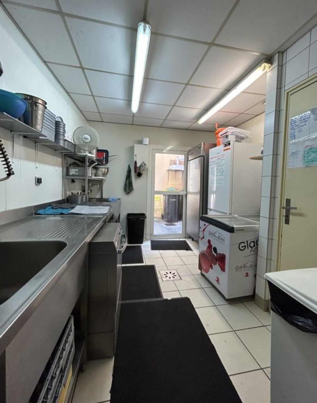 Petit restaurant créé il y a plus de 30 ans et jouissant d'une très bonne réputation (Guide du Routard, Petit Futé / Tripadvisor / Google ), il est idéalement situé en plein centre ville, à proximité de parkings gratuits.
Actuellement exploité en tant que crêperie, toute forme de restauration y est envisageable.
Sa taille est idéalle pour 2 personnes mais avec un gros potentiel de développement, une troisième personne pourrait être engagée.
Le local (RDC 58 m2 + réserve 16,40 m2) se constitue d'une salle de restaurant de 24 couverts avec la possibilité d'ajouter des tables(clim réversible 2022), des sanitaires aux normes ad ap, une cuisine fonctionnelle et toute équipée (froids positifs et négatifs, plonges, extraction, éviers, galetières, etc..), d'une cave avec bac à graisse, d'une petite cour à l'arrière de la cuisine donnant sur un escalier menant à une réserve permettant une grande capacité de stockage. Un droit de terrasse (douzaine de couverts) en façade complète le tout.
Aucun salarié à reprendre, ni contrat.
Loyer 1200€ HT
Possibilité d'accompagnement voir de formation alors n'hésitez plus !!
Gros potentiel avec ce petit restaurant !!
N'hésitez pas à nous contacter pour plus d'informations