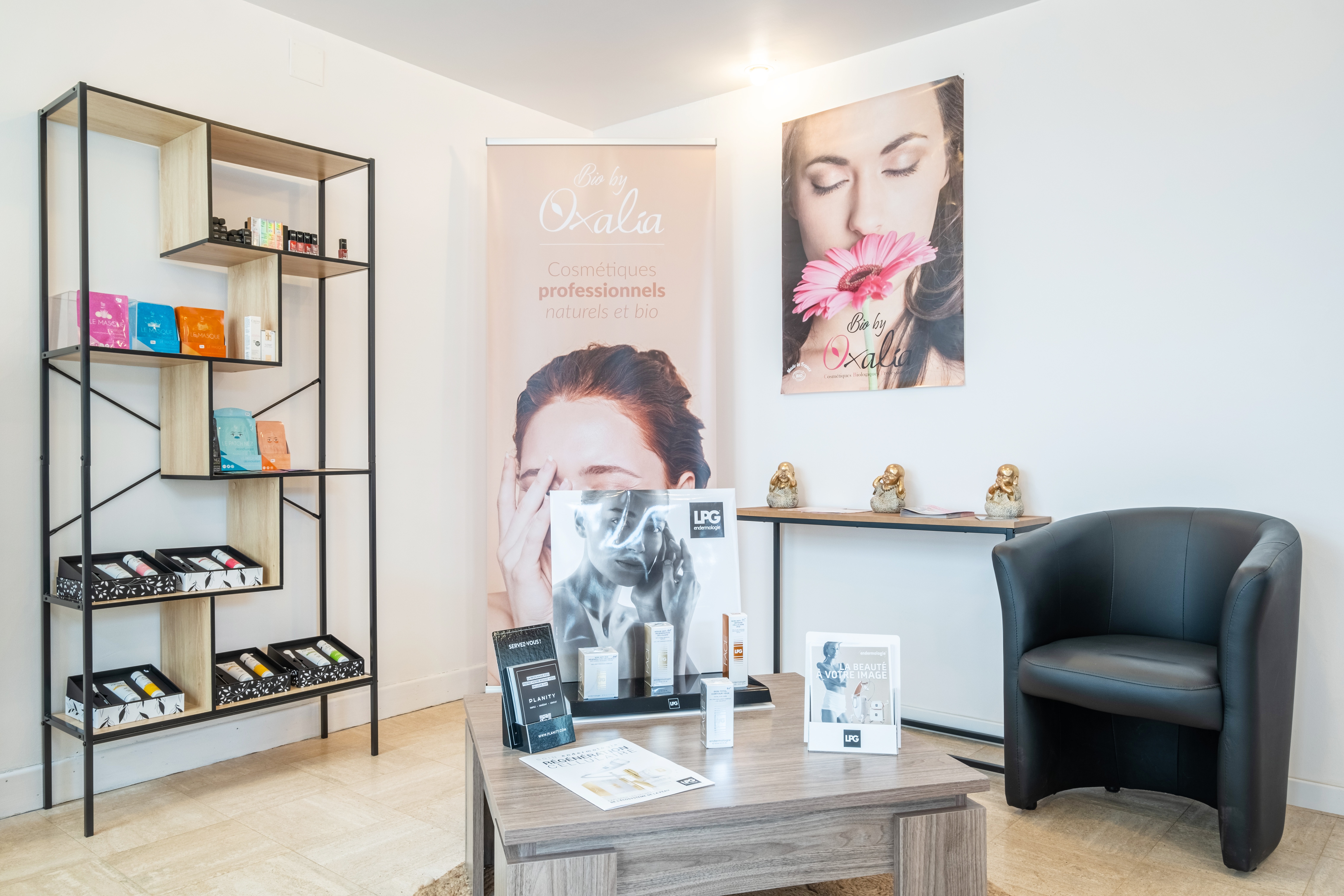 A vendre fond de commerce, Institut de beauté en activité, clientèle fidèle, situé en plein centre de DUN LE PALESTEL (23), ville dynamique de plus de 1000 habitants avec de nombreux commerces ( tabac-presse, pharmacies, opticien, coiffeurs, supermarché, boulangeries, boucheries...) écoles maternelle et primaire et collège.

Local de 70 m2 comprenant un espace accueil et vente, 2 cabines équipées de plus de 10 m2 chacune, un coin manucure et une réserve.
Caisse enregistreuse récente et aux normes.

Possibilité de louer le logement d'habitation au-dessus de l'institut (grand séjour, 3 chambres...)

Vente cause déménagement pour rapprochement de conjoint.