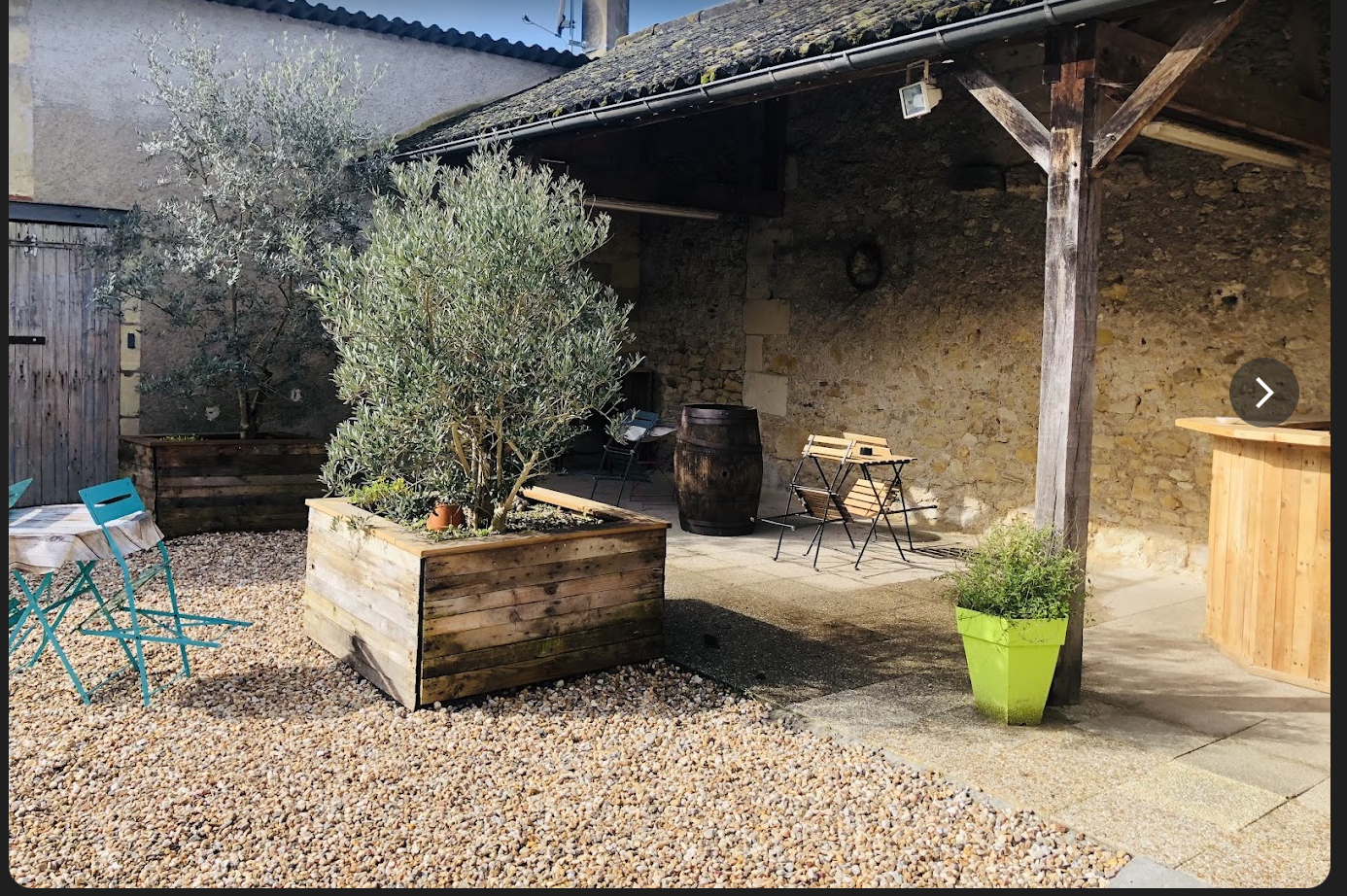 La commune de Villaines-les-Rochers recherche un exploitant pour relancer son épicerie multiservices !
Situé dans un village d’environ 1 000 habitants en Indre-et-Loire, reconnu pour sa tradition artisanale de vannerie et son attrait touristique, ce commerce offre une belle opportunité à un entrepreneur souhaitant développer une activité de proximité.
Un local de 70 m² avec de nombreux atouts :
•	Espace de vente climatisé ;
•	Cave et chambre froide ;
•	Terrasse et grange pouvant accueillir un espace de jardinerie ou une activité complémentaire ;
•	4 places de stationnement devant le commerce ;
•	Situation le long d’une route départementale ;
•	Loyer mensuel attractif.

Un village en développement économique et touristique
Villaines-les-Rochers souhaite renforcer son attractivité avec plusieurs projets :
•	L’arrivée d’un nouveau boulanger ;
•	Le développement du camping ;
•	Le projet de développement de la Maison des savoir-faire.
Ces perspectives offrent un contexte intéressant pour la relance d’un commerce de proximité au service des habitants et des visiteurs.
Différentes possibilités de développement peuvent être envisagées selon votre projet : alimentation, produits de première nécessité, produits locaux, services de proximité et activités complémentaires.
Un logement peut également être disponible si besoin, selon les modalités à définir avec la commune.
Vous avez un projet de commerce et souhaitez entreprendre en milieu rural ?
Dossier de candidature à demander auprès de la mairie de Villaines-les-Rochers.
Contact : mairie de Villaines-les-Rochers.