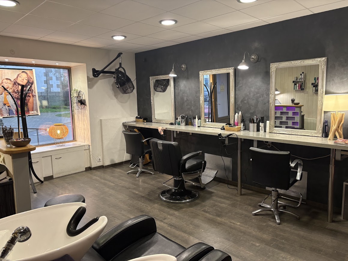 À vendre pour raisons de santé, 
fonds de commerce,  SALON DE COIFFURE sur l’île de Groix (Morbihan)
Local de 28 m², comprenant en espace Salon, une petite réserve et sanitaire.

Emplacement, exceptionnel, centre, bourg, le flux des touristes se multiplient, l’été assurant une forte rentabilité saisonnière.
Le salon, lumineux, bien équipé avec une clientèle locale, fidèle et un fort potentiel de développement. Clé en main.

Emplacement numéro un
Affluence, estival
Rentable et prêt à travailler
Tarif: 35 000 € tout équipé
Bail : 3/6/9      loyer : 650€