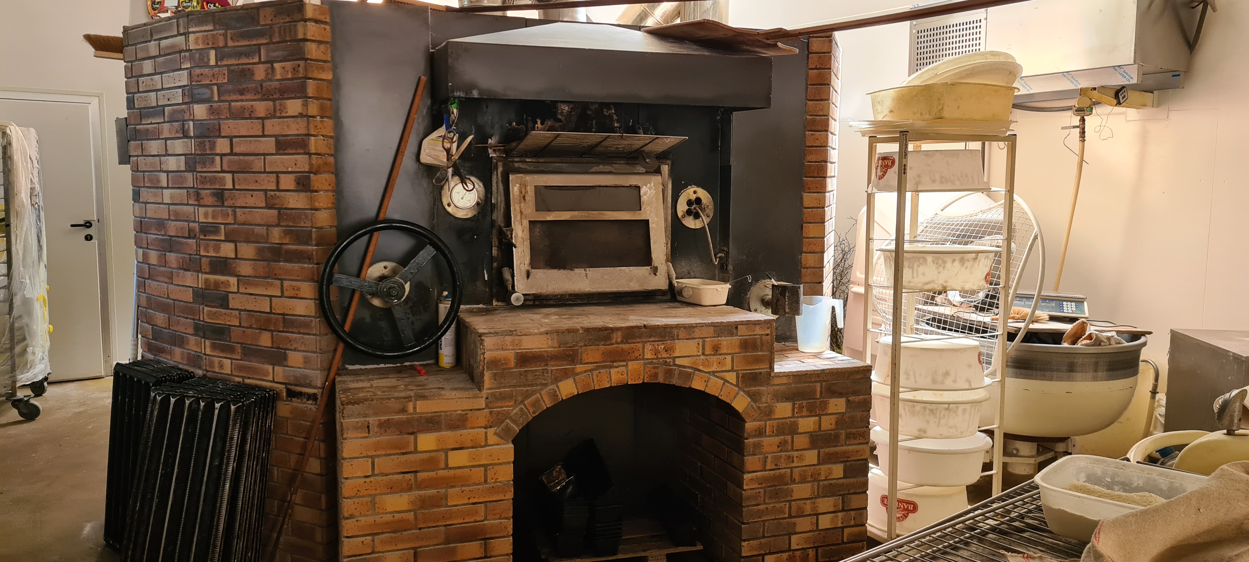 A vendre Boulangerie Pâtisserie 
Cuisson Au Feu de Bois
Avec une partie épicerie située au centre d'une commune dynamique. 
Clientèle sympathique qui apporte une bonne ambiance dans cet établissement. 
Située à 
17 kms de Morlaix, ville touristique 
11 kms de Locquirec ,plage 
5 kms de Plestin les grèves, plage
13 kms de Plougasnou  plage ...
Ce commerce de proximité de 170 M2 
Se compose d'un magasin de 40 M2
d'un fournil de 100 M2 ouvert sur le magasin. 
D'un laboratoire Pâtisserie de 30 M2 
D'un vestiaire et d'un bureau. 
Devant la boulangerie il y a une terrasse avec table de pique nique et parking. 
Le four à bois vous permettra de faire des économies surtout à l'heure actuelle. 
Les charges sont de 
600 € par mois de Bois TTC
600 € par mois électricité TTC
640€ par mois TTC .les murs appartiennent à la mairie. 
Une formation de quelques semaines peut être mise en place pour votre démarrage. 
Cession du fond de commerce 80 000 € TTC
Vous voulez faire de la boulangerie traditionnelle ou biologique avec peu de charges cette boulangerie est pour vous.