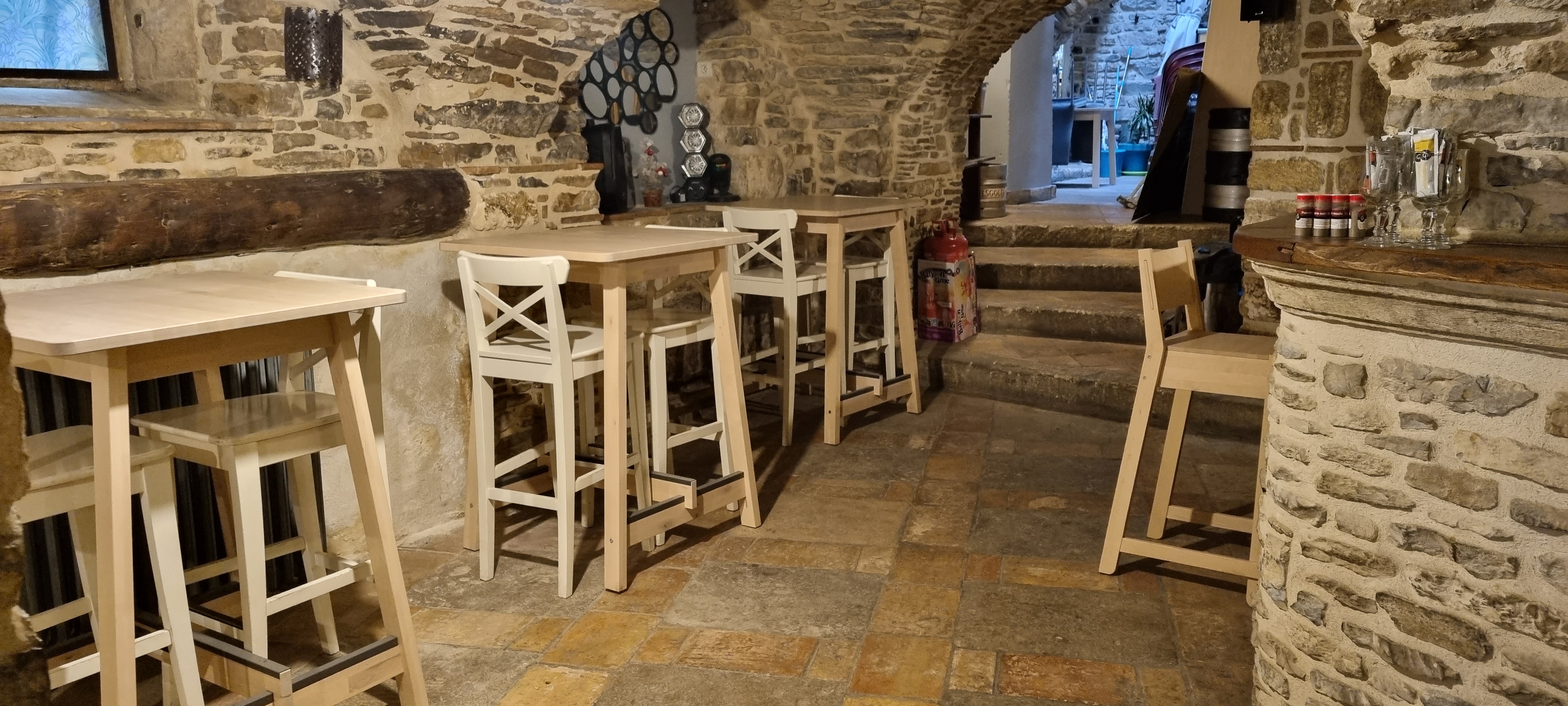 Suite à une vente non aboutie et pour cause de départ en retraite,  je remets à la vente mon fonds de commerce Brasserie Restaurant idéalement situé dans le centre du village ( MARGUERITTES 30320) avec parkings à proximité. 

Cet établissement bénéficie d'une clientèle fidèle et d'un fort potentiel de développement. 

Sa situation géographique permet de profiter des richesses touristiques :  arènes de Nîmes, maison carrée, jardins de la Fontaine, Pont du Gard, les remparts dAigues Morte, les Saintes Marie de la mer, le Grau du Roi.....

L'établissement comporte : 
* 2 salles de respectivement 20 et 40 places. 
* 1 cuisine entièrement équipée ( piano gaz de ville, plancha gaz bouteille, friteuse 25l gaz bouteille,  four pro 4 niveaux,  hotte, plonge, plans de travail,  réfrigérateur,  congélateur,  chambre positive, thermomix M6, robot pâtissier Kenwood....)
* une machine à glaces italiennes et à granitas
* 2 comptoirs avec pompe à bière,  banques réfrigérées, machine à glaçons
* 1 terrasse de 20m2 avec extension de 20m2 supplémentaires lors de la saison estivale 

 Aucun personnel et aucun contrat fournisseur n'est à reprendre. 

Prix : 120000€,  clé en main

Contact : au-modern@orange.fr
                     Tél  : 06.30.53.12.76 

Aucun démarchage accepté.