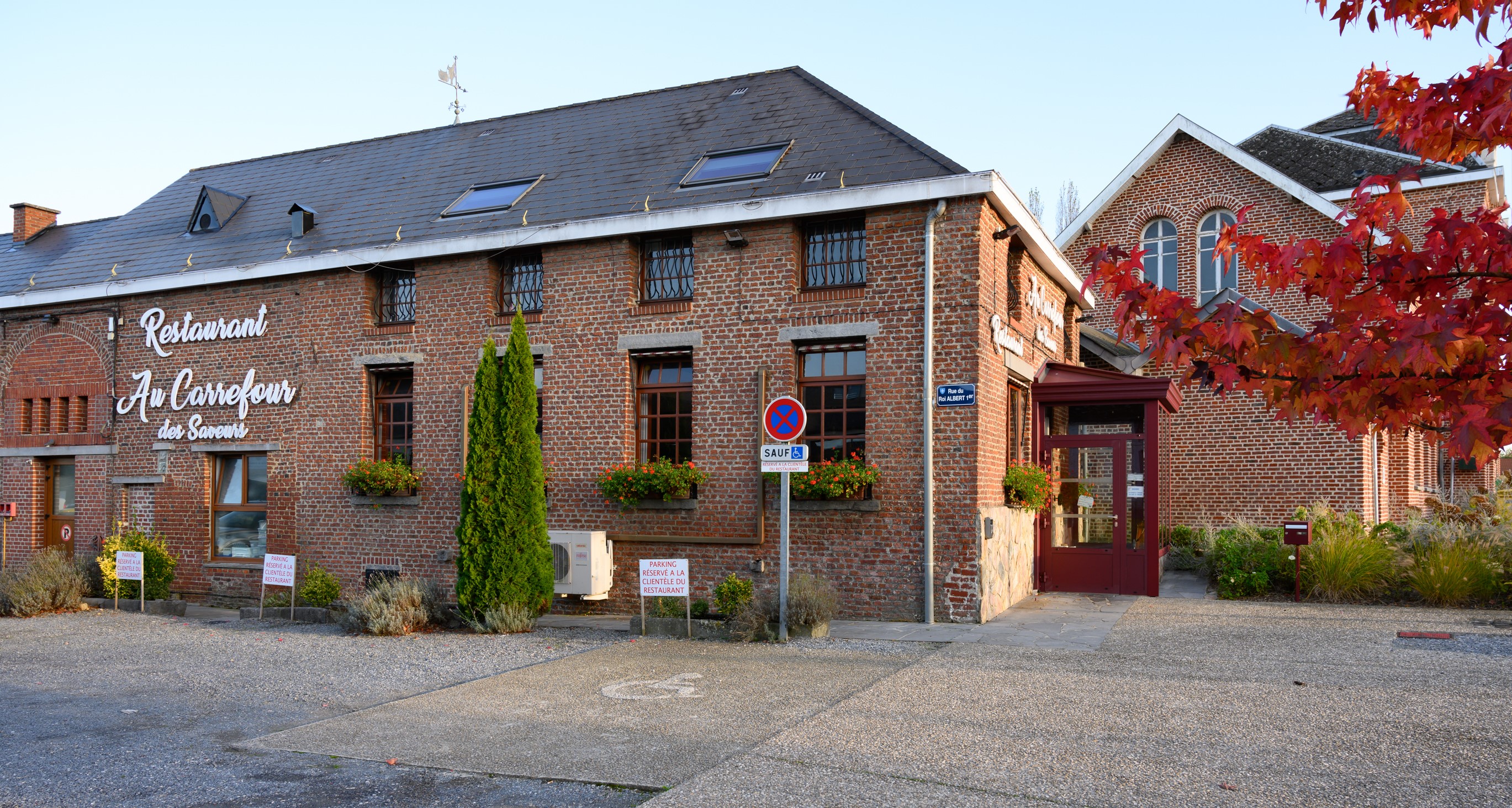Au coeur d'un village frontalier, notre restaurant se situe sur la route départementale D932 qui sépare la France de la Belgique.  Fort de sa situation géographique (1h de Lille et de Bruxelles), nous souhaitons remettre notre restaurant pour prendre notre retraite et garder une dynamique dans le village qui a une activité commerciale bien présente. 
Belle clientèle qui apprécie la cuisine traditionnelle. Bonne évolution de l'activité. 60 couverts répartis en 3 espaces. 9 services par semaine.
Outil de travail en parfait état clé en main. Aucun investissement à prévoir.
Parking. Accès PMR. Restaurant et cuisine climatisés.  Petite Terrasse.
L'étage peut être aménagé en logement d'appoint pour le repreneur.
L'achat des murs représente un bel investissement compte tenu de la qualité
et de l'emplacement du bâti.