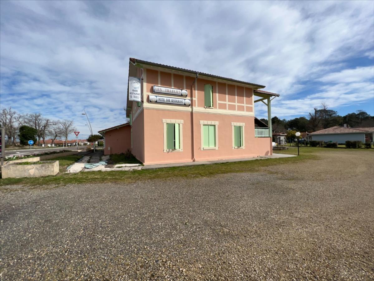 REF 1003569

Ensemble immobilier en plein cœur du village de Bias à 15 min de la plage d'environ 511 m² comprenant une partie hôtel d'environ 138 m² composé de 8 chambres avec salles d'eau et wc : une partie Bar-Restaurant de 191 m² (bar, salle de restauration, cuisine, plonge, économat, chambre froide, lingerie, chaufferie et wc, une terrasse de 100 m²). 
S'ajoute à cet ensemble immobilier une maison d'habitation avec combles aménageables. En rez-de-chaussée (67m²) se trouve une cuisine, séjour, trois chambres, une salle d'eau avec wc et un cellier donnant accès aux combles, bureau, four à pain... 
Le tout sur une surface de 2 911 m² avec parkings extérieurs. 

Contactez-nous au 06.70.68.99.96.