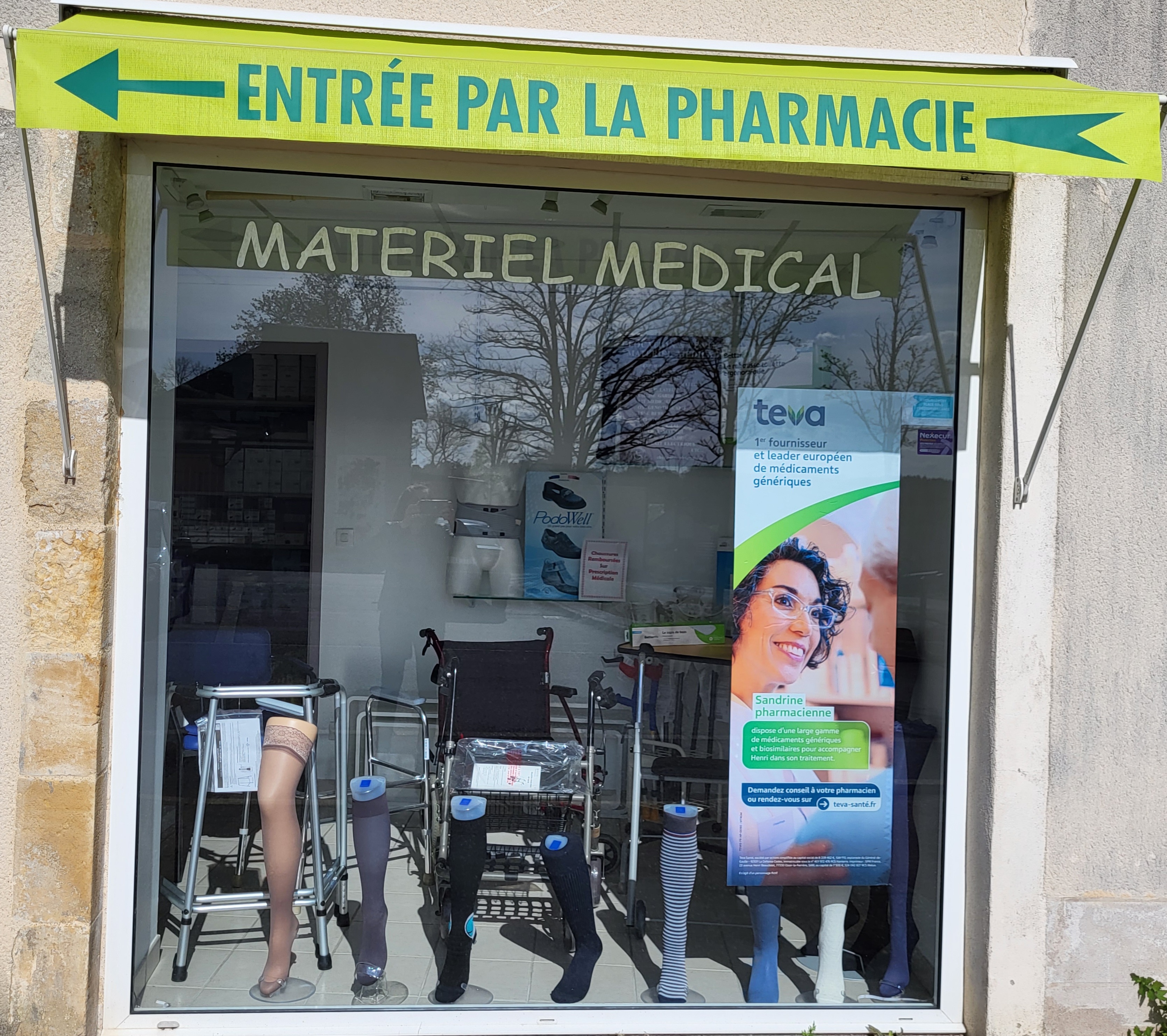 PHARMACIE de centre bourg à CULAN (18270)
Seule au village, elle est sur un axe passant prés des commerces et parkings et à 20Km de l'autoroute A71 (Paris-Clermont).
Cadre agréable et touristique avec son chateau du XIII ème siécle, sa rivière de première catégorie et la proximité de la forêt de Tronçais.
La clientèle, sympathique et fidèle, se répartit dans le bourg, les villages et hameaux environnants et une résidence pour sénior avec 50 appartements.
Il y a une Maison de Santé Pluridisciplinaire, MSP, avec Médecins, Infirmières, Dentiste, kinésithérapeutes, Ostéopathe, Orthophoniste, Psychologue, Pédicure.
Le village, dynamique, est situé en FRR (ex ZRR) permettant des exonérations fiscales attractives.
La Pharmacie présente un bon potentiel (missions non exploitées) dans un cadre moderne et serein avec une bonne rentabilité.
Le local, en SCI, peut être loué ou vendu.
CA:  1450 K€