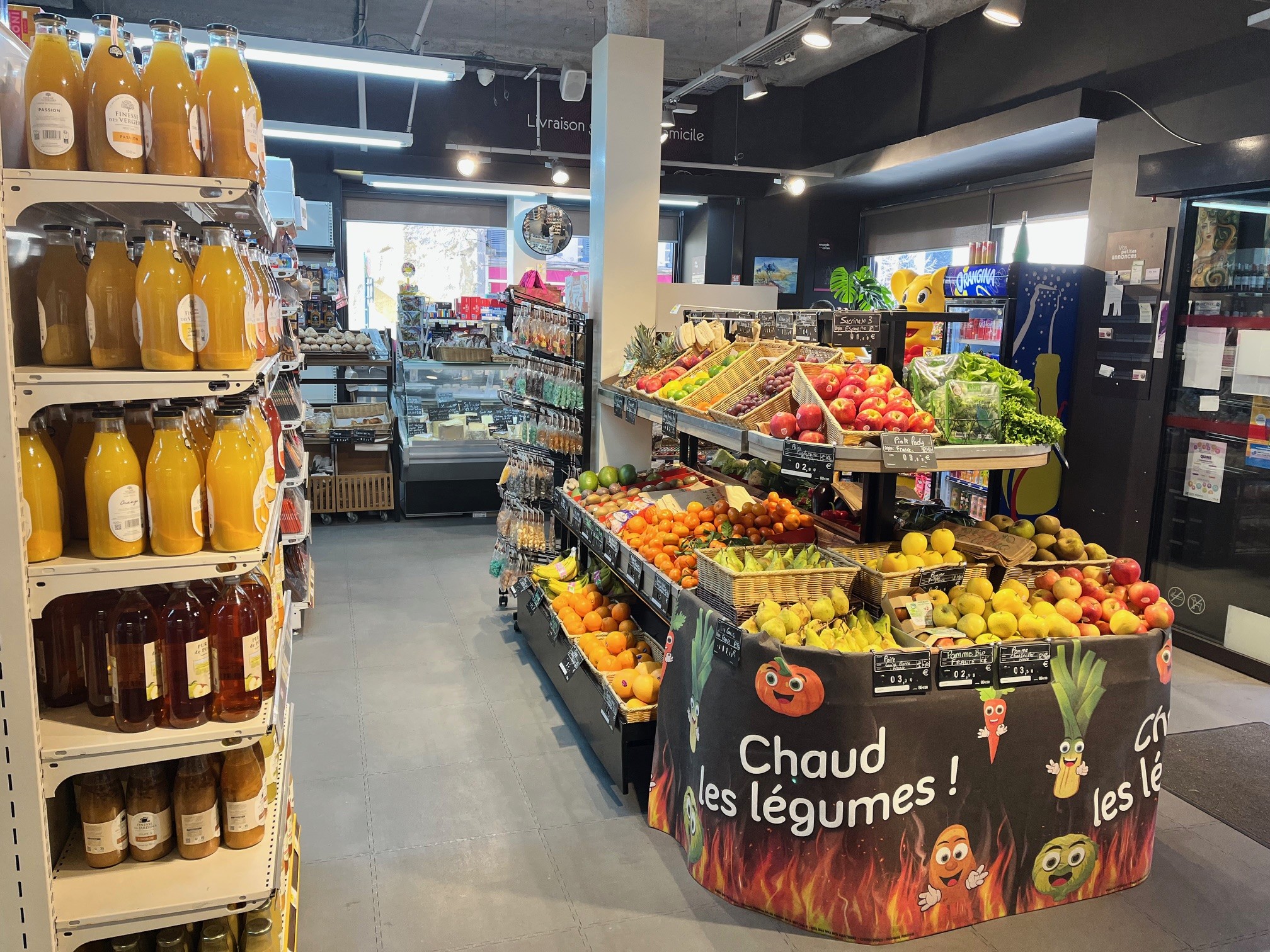 ST-FLOUR (15)

[CASINO SHOP] Très belle reprise alimentaire à ST-FLOUR

Possibilité de racheter un fonds de commerce alimentaire CASINO SHOP clé en main, multi-services d’une surface de vente de 260 m² + bureau et réserve, dans la partie haute de ST-FLOUR, belle sous-préfecture du Cantal paisible et touristique (l’été), dans un environnement très agréable et avec la concurrence déjà en place en périphérie.

Services actuels : pain et viennoiseries cuits sur place, produits locaux, gros service arrière de fromage, boissons fraîches, quelques livraisons à domicile.
Horaires d’ouverture : l’hiver -> du mardi au samedi de 08h30 à 12h30 et de 15h à 19h30 ; le dimanche de 08h30 à 12h30. L’été -> tous les jours de 08h30 à 19h30 (le dimanche de 08h30 à 17h)

CA total annuel de 650 000€ TTC au dernier bilan. Bonne marge de 31%. Très bon résultat de 50K€.
Loyer mensuel TTC de 1900€.
Possibilité de négocier l’achat des murs.
Situé en ZFRR, il est donc possible de bénéficier de plusieurs avantages fiscaux.

Idéalement situé au cœur de cette grande bourgade ; matériel récent (frigos, chambres froides, éclairage LED…)

Véhicule utilitaire compris dans le fonds de commerce.
Exploitation idéale en duo (actuellement 1 exploitant avec 1 employé à temps plein l’hiver et 2 l’été). Malgré un CA déjà important, encore du potentiel de développement de ce dernier via une amplitude horaire plus importante, un encaissement CASINO et l'utilisation de réseaux sociaux pour communiquer.

Vente du fonds de commerce à 195 000 €.
Pas de frais d’agence !
60 000 € d’apport requis.

Si votre profil correspond à un vrai couple commerçant multi-services d’une bourgade rurale et dynamique, alors n’hésitez pas à nous solliciter !

*photos non contractuelles
Réf. annonce 377068