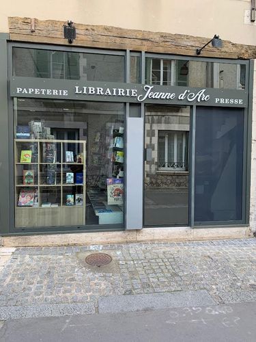 Librairie indépendante idéalement située en plein cœur d’une commune de 4700 habitants, dans la rue piétonne principale (récemment rénovée). Implantée sur un emplacement à forte attractivité commerciale, entourée de nombreux commerces de proximité (pharmacies, médecins, boucheries, coiffeurs, supermarché, fleuriste, bars-tabac…), elle profite d’un flux constant de passants et d’une forte visibilité, qui lui ont permis de développer une clientèle fidèle. Elle propose un service papeterie ce qui lui a permis de développer des partenariats avec les collectivités, bibliothèques, écoles, collèges et lui assure une clientèle récurrente.

Elle dispose d’un local de 240 m2, répartis sur 2 étages :

-            80 m 2 de surface commerciale, bureau, réserve, accès PMR, vitrine d’angle à forte visibilité.

-            Logement (T4)

-            Cave.

-            Pas de travaux à prévoir.

Bail commercial (fin 2031) : 1300 €/mois

CA moyen 124 000 €

Compte tenu de son implantation, l’activité peut se développer avec un service de café littéraire (boissons à emporter, pause-café, etc..) l’autorisation de terrasse est acquise.

 Une belle opportunité pour un repreneur passionné souhaitant s’implanter dans une commune attractive du Loiret.

Prix du Fonds de commerce 60 000 €
