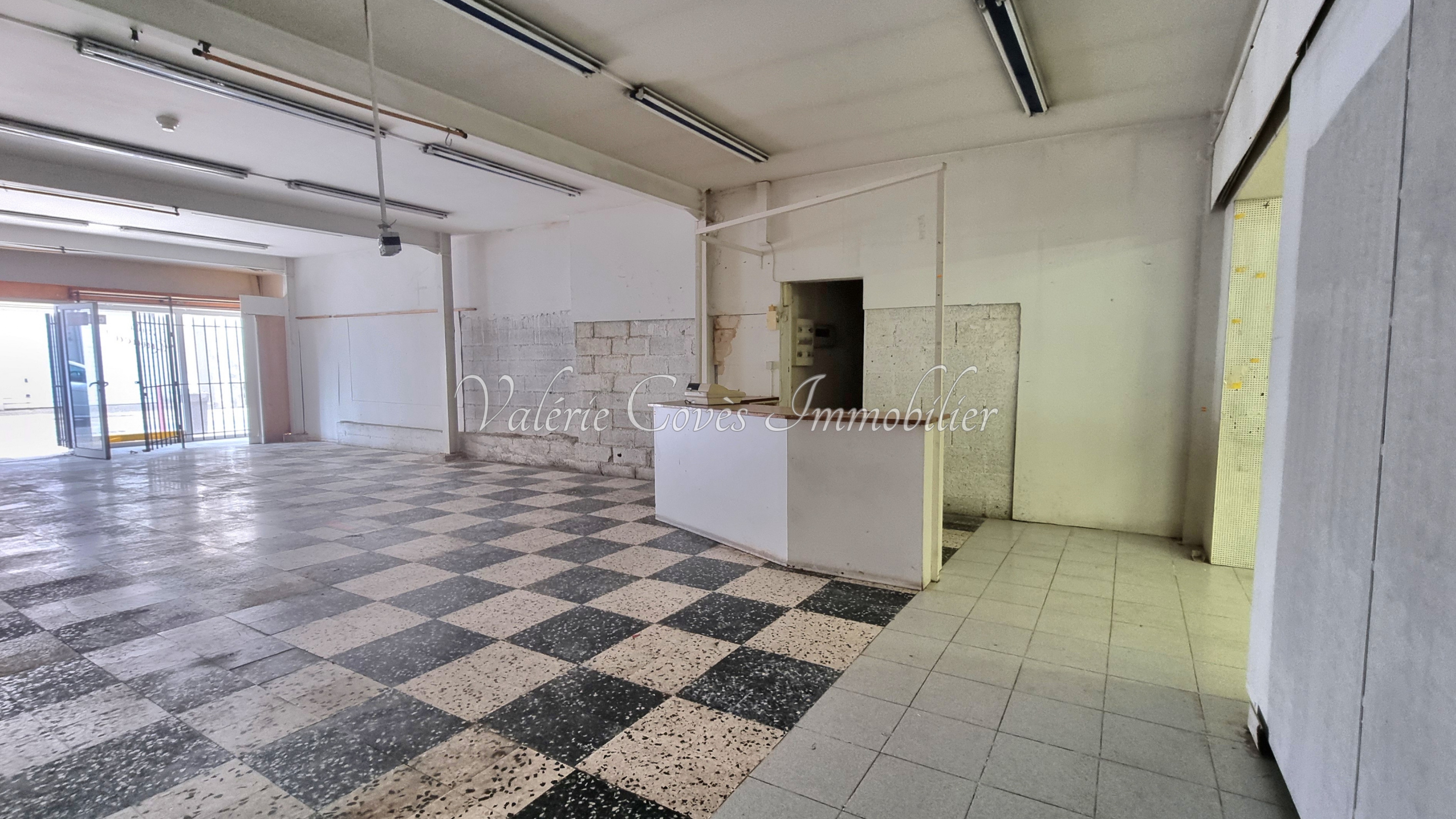 Rare opportunité d’acquérir un local commercial, toute activité, spacieux et fonctionnel, idéalement situé au cœur d'un village dynamique proche Alès (GARD) . Ce bien offre une surface plancher totale de 178,52 m², complétée par une grande mezzanine et un grenier aménagés en vaste espace de stockage.

Le local bénéficie d’une large vitrine sur rue, offrant une visibilité optimale pour toute activité commerciale. L’espace de vente principal, d’environ 89 m², est complété par deux réserves (19 m² et 31 m² environ), un local avec placards (9 m²) et des toilettes. La grande hauteur sous plafond ajoute un volume appréciable.

Deux entrées indépendantes permettent une modularité parfaite de l’aménagement, s’adaptant à divers projets commerciaux.

Idéalement situé dans un emplacement dynamique et très fréquenté, à proximité immédiate des commerces de centre-ville et des parkings municipaux, l’accès est facile tant pour la clientèle que pour les livraisons.

Ce local constitue une opportunité rare pour un investisseur ou un commerçant souhaitant s’implanter dans une zone vivante avec une forte visibilité.

Contactez moi dès maintenant pour obtenir plus d’informations ou organiser une visite.