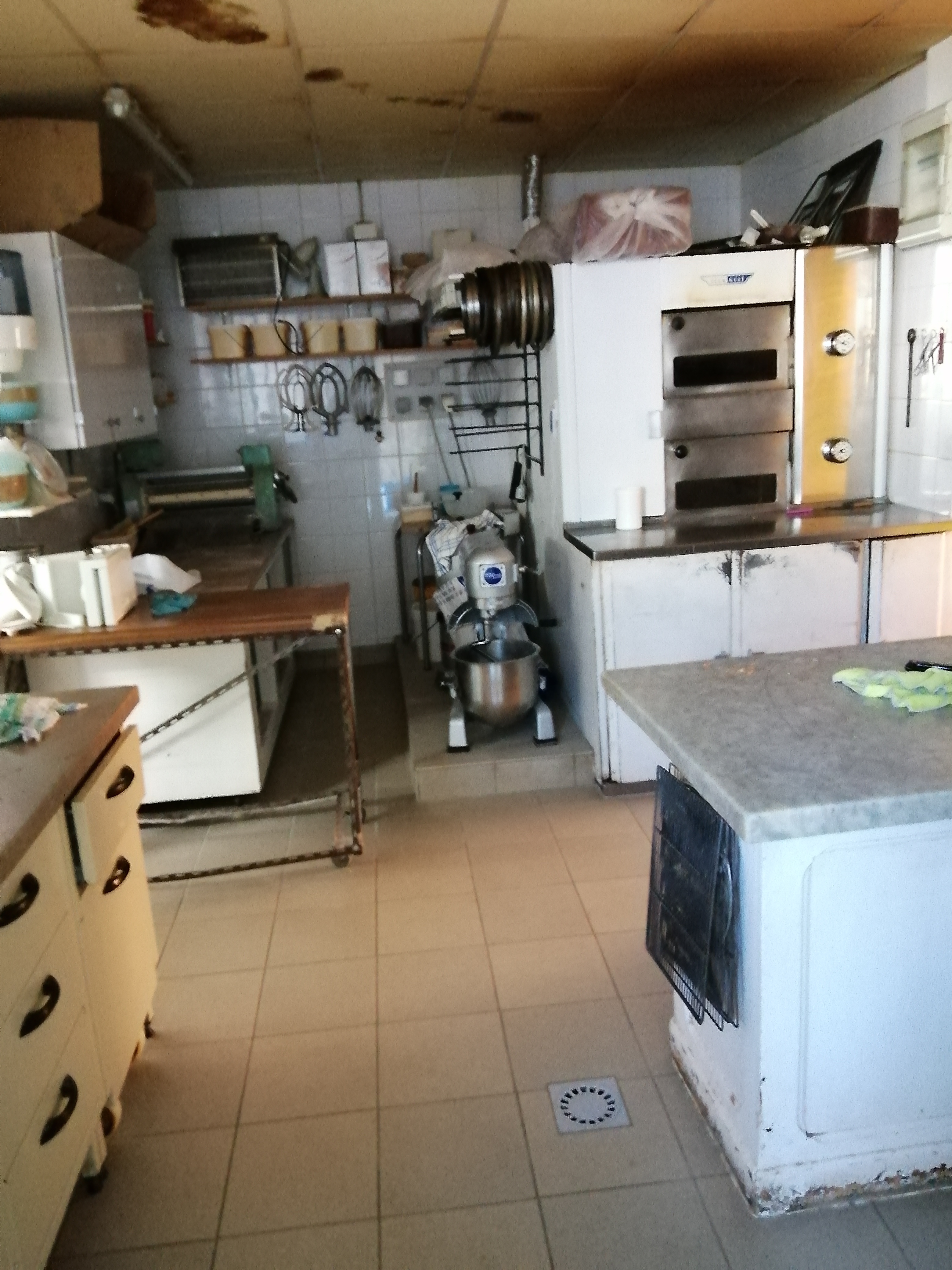 A céder cause retraite fond pâtisserie chocolaterie situé quartier animé  à LE CREUSOT, 71200. laboratoire 45m², grande possibilité d'extension. Equipement matériel récent, vestiaire attenant, .Logement a l'étage.