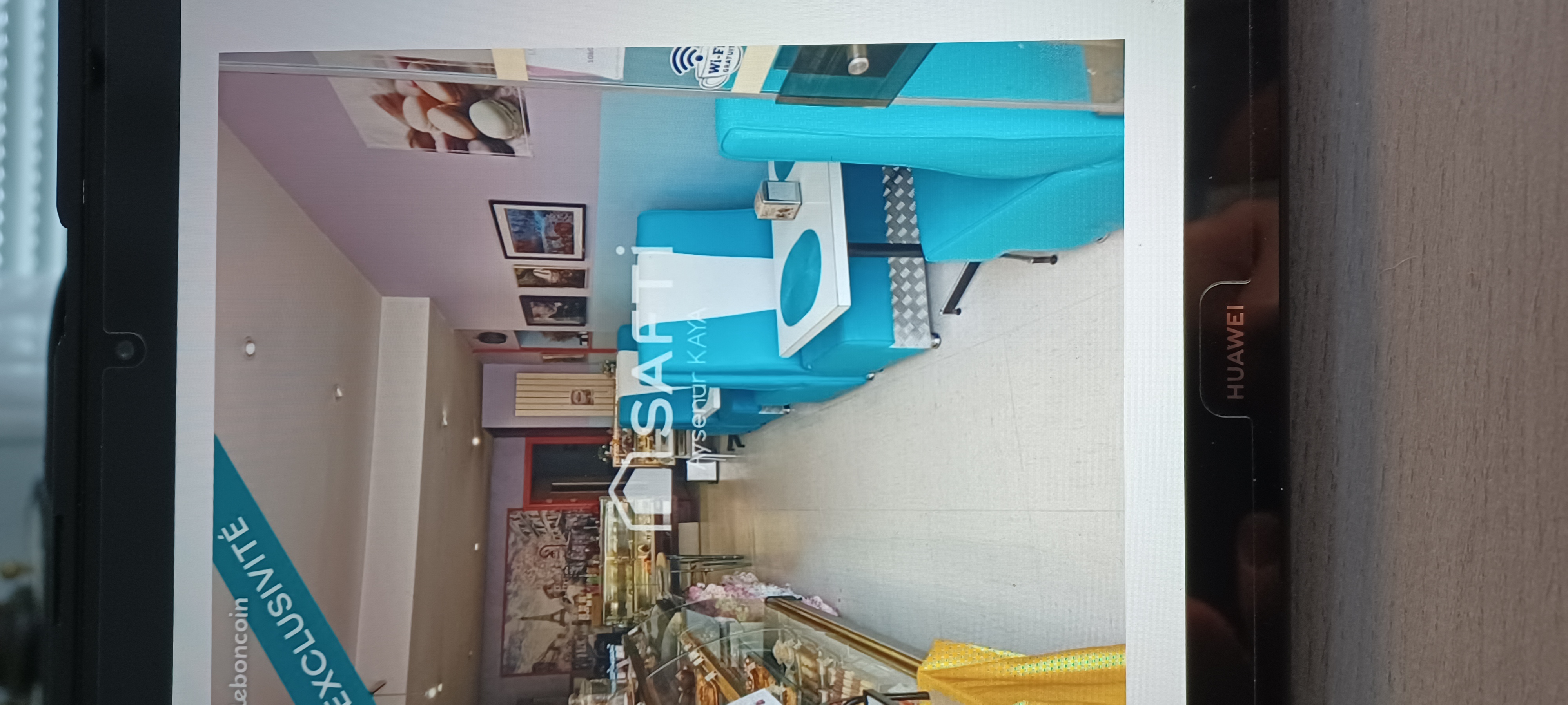 A vendre  Fond de Commerce et Murs Commerciaux d'une Pâtisserie,Chocolaterie,
Salon de thé proche parc et école à Saint-Claude(39200),jolie petite ville de 9000 habitants et très touristique et près de la frontière Suisse. Au rez de chaussée,le magasin qui est aux normes handicapés offre une surface de vente de 34 mètres carré environ avec une arrière boutique de 13 mètres carré,un joli salon de thé avec plusieurs places assises a été créer,le laboratoire avec espace réfrigéré fait 45 mètres carré et il y a au premier étage 58 mètres carré de dépendances.
Le Fond de commerce est vendu pour 25000 par mes locataires et nous cèdons les Murs Commerciaux pour 45000€ ce qui fait 70000€ pour la totalité sachant que nous faisions 150000€ de chiffre d'affaire en 2023.Très faible charge soit 77€ par mois car toute petite copropriété,pas de travaux à prévoir ,taxe foncière de 1449€ pour 2026.
Implanté depuis plusieurs générations,ce commerce bénéficie d'une notoriété ainsi qu'une clientèle fidèle,locale comme touristique,une très belle opportunité pour un repreneur ou pour toute personne souhaitant se lancer avec passion dans le domaine de la restauration et du salon de thé.