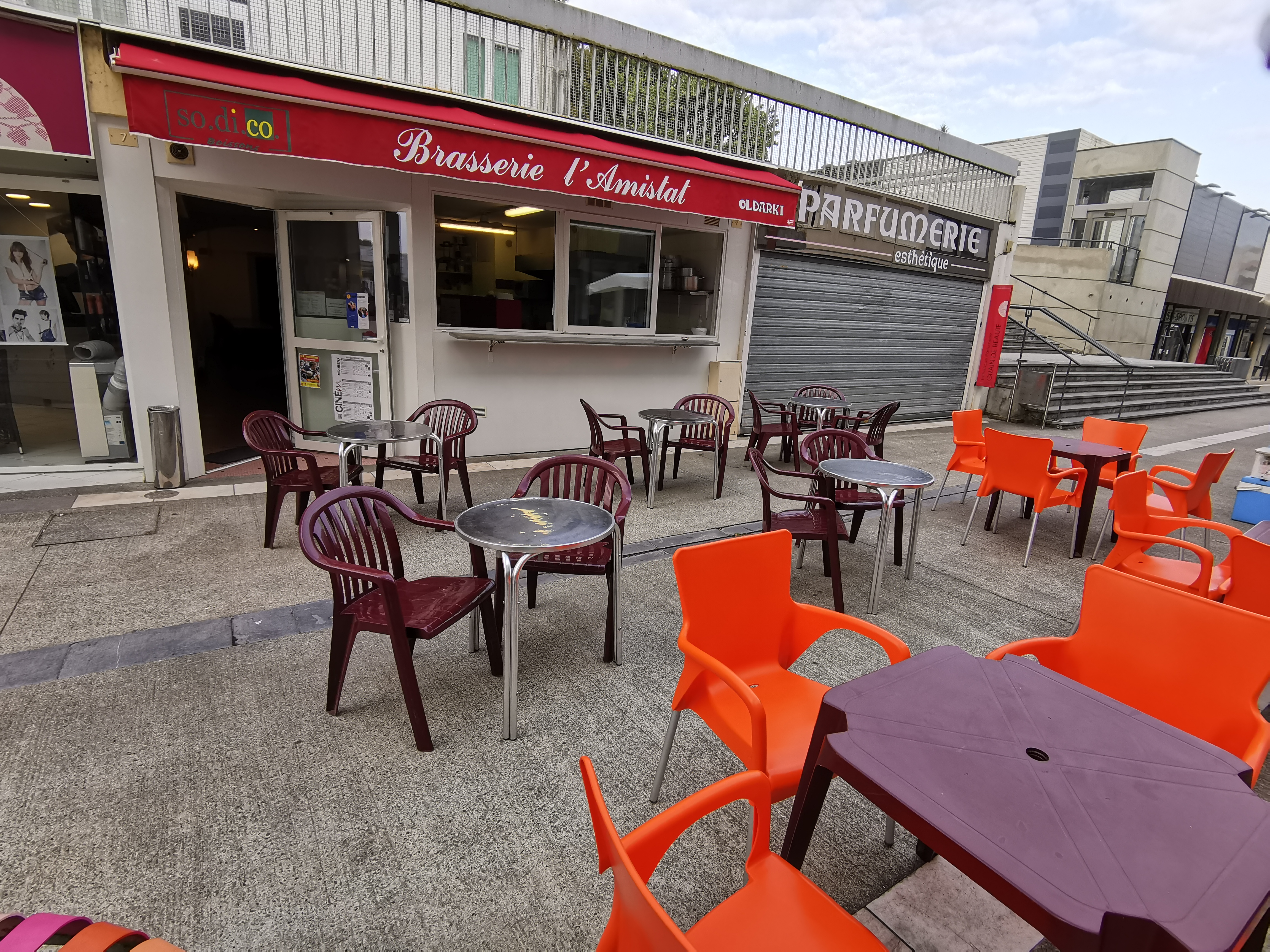 Fond de commerce
Bar restaurant situé au cœur de la ville de mourenx.
Belle terrasse.
Emplacement idéal sur une place  piétonne avec 2 jours de marché le mercredi et le samedi.
À l intérieur cuisine ouverte. Cuisine traditionnelle et familiale jusqu'à 25 couverts et plus par service.