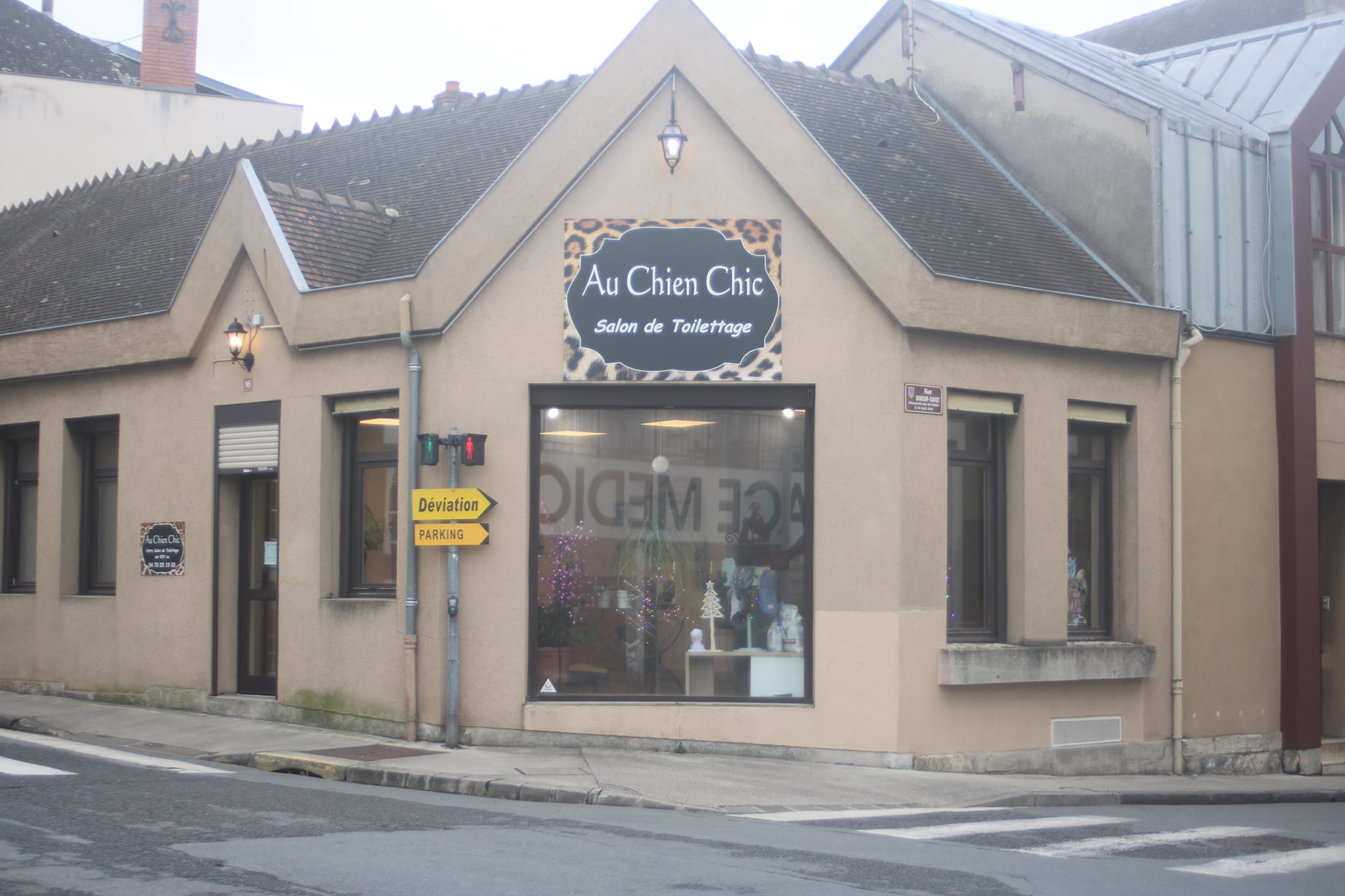 Vends Fond de commerce à MONTLUCON 03100 - Allier
 (avec matériel petits et gros chiens et stock) 
Toilettage Canin et Félin avec une belle clientèle fidèle et en évolution depuis 2010 !
Beau potentiel de développement (superficie et matériel existant pour 2 personnes)
Une belle superficie de 65 m2 refait à neuf en mai 2018
Situation idéale à Montluçon aux portes du centre Médiéval. Accès rues piétonnes de la vieille ville et parc du châteaux
Deux grands parkings a disposition de la clientèle, dont l'un accueil le marché du samedi matin !
La pharmacie réputée en face, un vétérinaire à 100 m.
Salle de toilettage, grande surface d'accueil, lieu d'attente et de vente très lumineux, une partie privative (SDB, WC, grands placards de stockage, cave et une place de parking privée dans une cour fermée)
Accompagnement possible.
Loyer : 790 euros (Bail commercial 3/6/9)
Prix : 25000 euros
Proposé pour me consacrer à mon petit élevage de Chat de Bengal
Plus d'informations, photos, voir vidéo en message privé et téléphone.