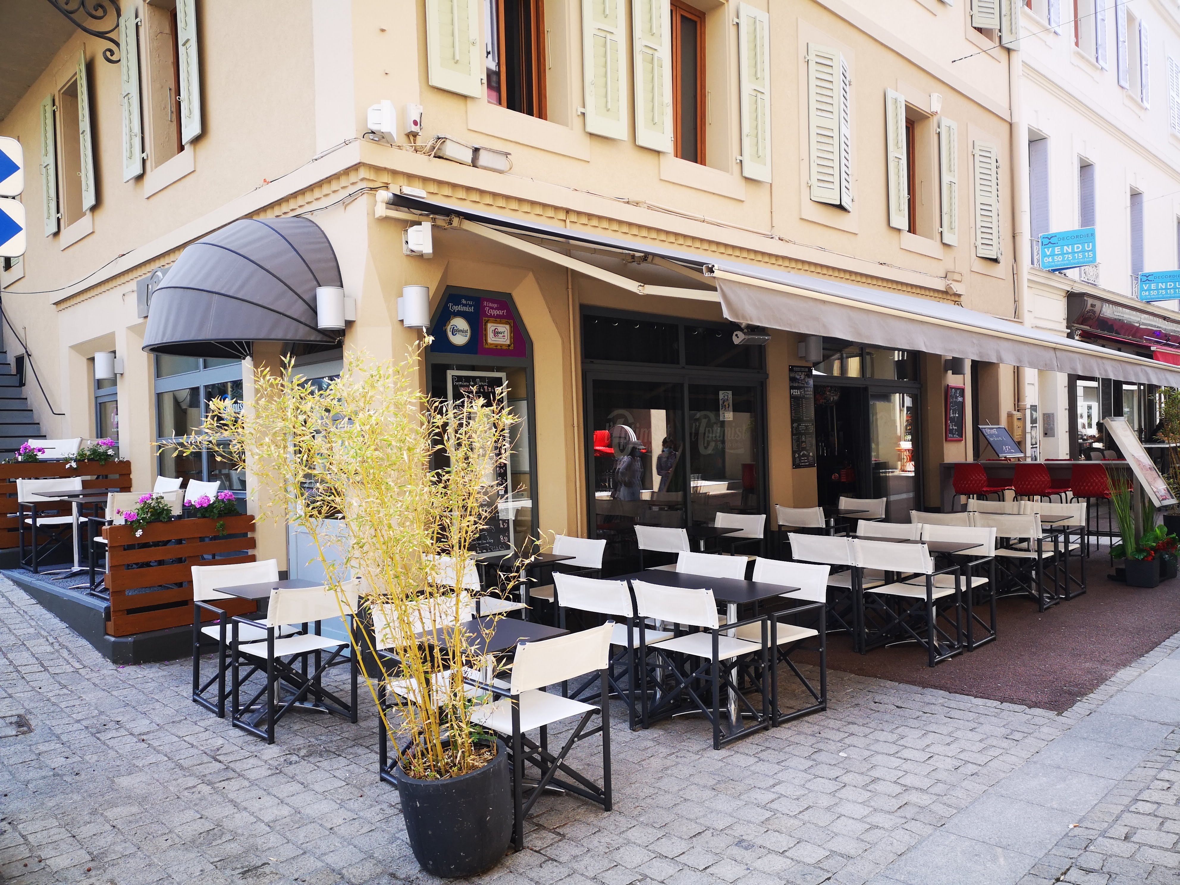 À VENDRE : Fonds de commerce d’un restaurant à Évian-les-Bains

Vous rêvez de reprendre une affaire dans un lieu touristique et dynamique ? Ne cherchez plus ! Nous vous proposons un magnifique fonds de commerce pour un restaurant situé en plein cœur d’Évian-les-Bains.

Caractéristiques principales :

Superficie : 265 m²
Capacité intérieure : 30 couverts
Terrasse : 40 couverts
Possibilité d’aménager un appartement à l’étage pour logement ou autre usage
Ce restaurant offre un cadre idéal pour développer votre activité dans une station réputée, avec un potentiel important pour accueillir une clientèle locale et touristique.

N’attendez plus pour concrétiser votre projet professionnel dans un environnement exceptionnel !

Pour plus d’informations ou organiser une visite, n’hésitez pas à me contacter.