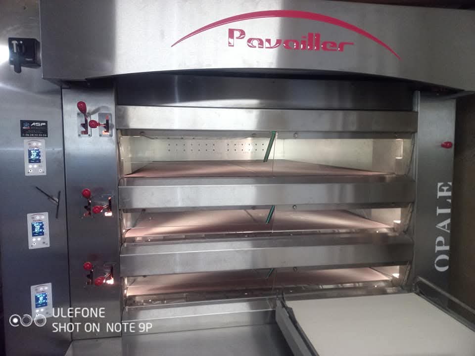 🥖 À vendre : Boulangerie-Pâtisserie avec grand logement

Située au cœur d’une petite cité de caractère dynamique, en plein centre ville avec place parking juste devant , cette belle boulangerie-pâtisserie est idéale pour un jeune couple souhaitant s’installer et développer une activité pérenne proche de la mer.

Atouts principaux :

👩‍🍳 Grand laboratoire parfaitement équipé, avec matériel récent :

Four de moins de 5 ans

Chambre à baguette et façonneuse récentes (moins de 5 ans)


🏠 Grand logement de fonction comprenant 5 chambres

🌳 Grand jardin à l’arrière

🍰 Côté boutique : grande surface de vente avec possibilité d’aménagement en salon de thé ou autre activité complémentaire

🏫 Environnement agréable : collège et écoles à proximité

💰 Chiffre d’affaires : supérieur à 200 000 €

📅 Fermeture hebdomadaire : le mercredi et le dimanche après-midi

🌴 5 semaines de congés annuels


Prix de vente : 138 000 €

Une belle affaire à saisir, idéale pour une installation familiale dans un cadre de vie agréable, au sein d’un village accueillant.

Pour de plus amples renseignements, contacter moi