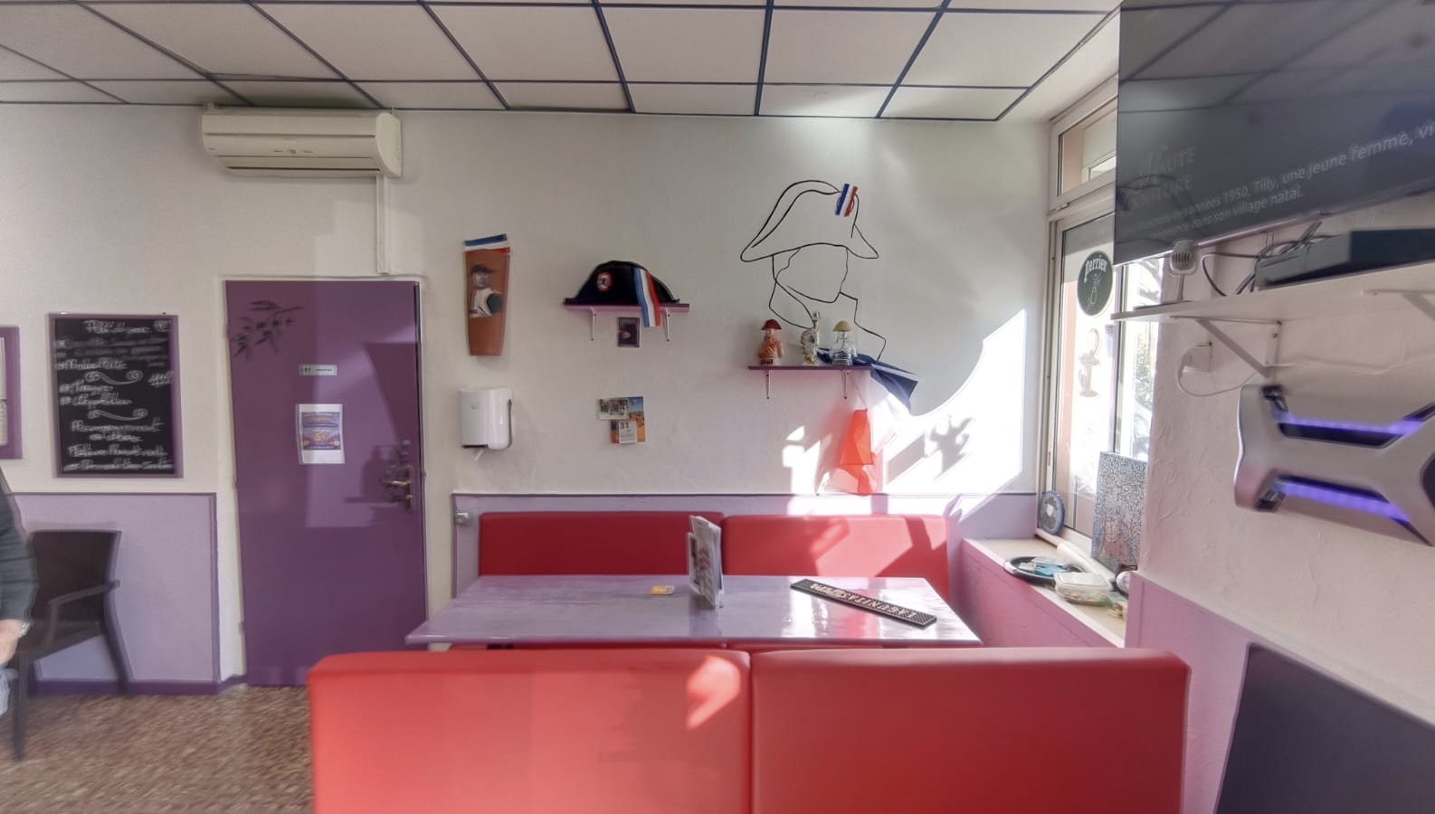 Bar-brasserie 90 m² Malijai

C'est une opportunité rare : un bar emblématique de son village, sur la route Napoléon, est aujourd'hui proposé à la vente.
Véritable lieu de vie et de convivialité, cet établissement bénéficie d'une clientèle fidèle et d'un emplacement central, au coeur de la vie locale.
Un commerce avec une âme Plus qu'un simple bar, il s'agit d'un point de rencontre incontournable pour les habitants, où se mêlent échanges, événements et moments de partage.Un lieu chargé d'histoire, prêt à écrire un nouveau chapitre avec son futur exploitant.
Emplacement stratégique Situé au coeur du village, le bar profite d'un flux régulier de clientèle locale ainsi que du passage, offrant un potentiel de développement intéressant.
Un fort potentiel à exploiter - Activité bar avec possibilité de développer une offre complémentaire (snacking, soirées à thème, animations...) - Idéal pour un couple ou un professionnel souhaitant s'installer dans un cadre de vie agréable - Opportunité de dynamiser encore davantage ce lieu central du village - Accompagnement possible
Qualité de vie Reprendre ce bar - brasserie - restaurant, c'est aussi faire le choix d'un cadre de vie provençal, entre nature, tranquillité et authenticité, tout en développant une activité professionnelle à taille humaine !