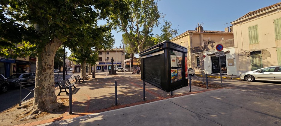Sur un très bel emplacement au cœur du quartier des Milles (cours Marcel Brémond) à Aix en Provence, nous vous proposons d'être un acteur local en devenant kiosquier « presse – loto – multiservices ».

Pour votre information, le kiosque sera posé uniquement quand le candidat sera trouvé et prêt à ouvrir (début 2027).

En tant que gérant indépendant enregistré au Registre du Commerce (non salarié, SAS, SASU, SARL, EURL, EI, micro-entreprise…), vous animerez ce kiosque.

Idéal pour un complément de revenu, les retraités sont les bienvenus.

Vous disposerez de ce kiosque de 12m² sans droit d’entrée, sans investissement dans un pas de porte ou fonds de commerce avec de faibles charges :

Loyer 200€ HT mensuel, dépôt de garantie 720€
Electricité
Assurance
Routeur ou box 4G
Caisse informatisée spécifique à la presse(Strator, Bimedia, JDC…): entre 80 et 100€/mois
Un fond de roulement/trésorerie d'au moins 5000€ est conseillé pour votre fonctionnement
Contrat de 2 ans renouvelable jusqu'en décembre 2033 (le renouvellement de la convention "kiosque" sera étudié  après cette date)

Un agrément de diffuseur de presse en effectuant une formation obligatoire vous sera délivré. Le dépôt de presse CPMM (à Gignac la Nerthe) vous informera des conditions et vous expliquera le métier ; aussi,  il vous livrera quotidiennement les journaux.

Un autre dossier sera à présenter pour les jeux (PMU/ “la Française des Jeux/FDJ”). Prévoyez 2 à 3 mois avant une ouverture(avec les jeux).

Les activités exercées sont principalement, la presse :

Presse nationale(commission 23%) et régionale(commission 14%)
Les jeux de la Française des jeux (FDJ): jeux de grattage, tirage (commission 5%)
Les souvenirs, les cartes postales, librairie, petits relais colis, bimbeloterie…
Les boissons, les glaces emballées, les confiseries, la conciergerie…

Nous pourrons étudier ensemble d'autres services pour le kiosque (artisanales ou autres).

Vos revenus proviendront des commissions

Les jours et horaires d'ouverture seront établis ultérieurement mais généralement, 8h à 12h30 et 15h30 à 18h toute la semaine ; adaptable au gré des saisons.
(Vous pouvez bien entendu prévoir un jour de fermeture comme le lundi et  ouvrir le dimanche matin qui généralement est un jour à fort potentiel)

Je reste à votre écoute pour vous apporter plus de détails.