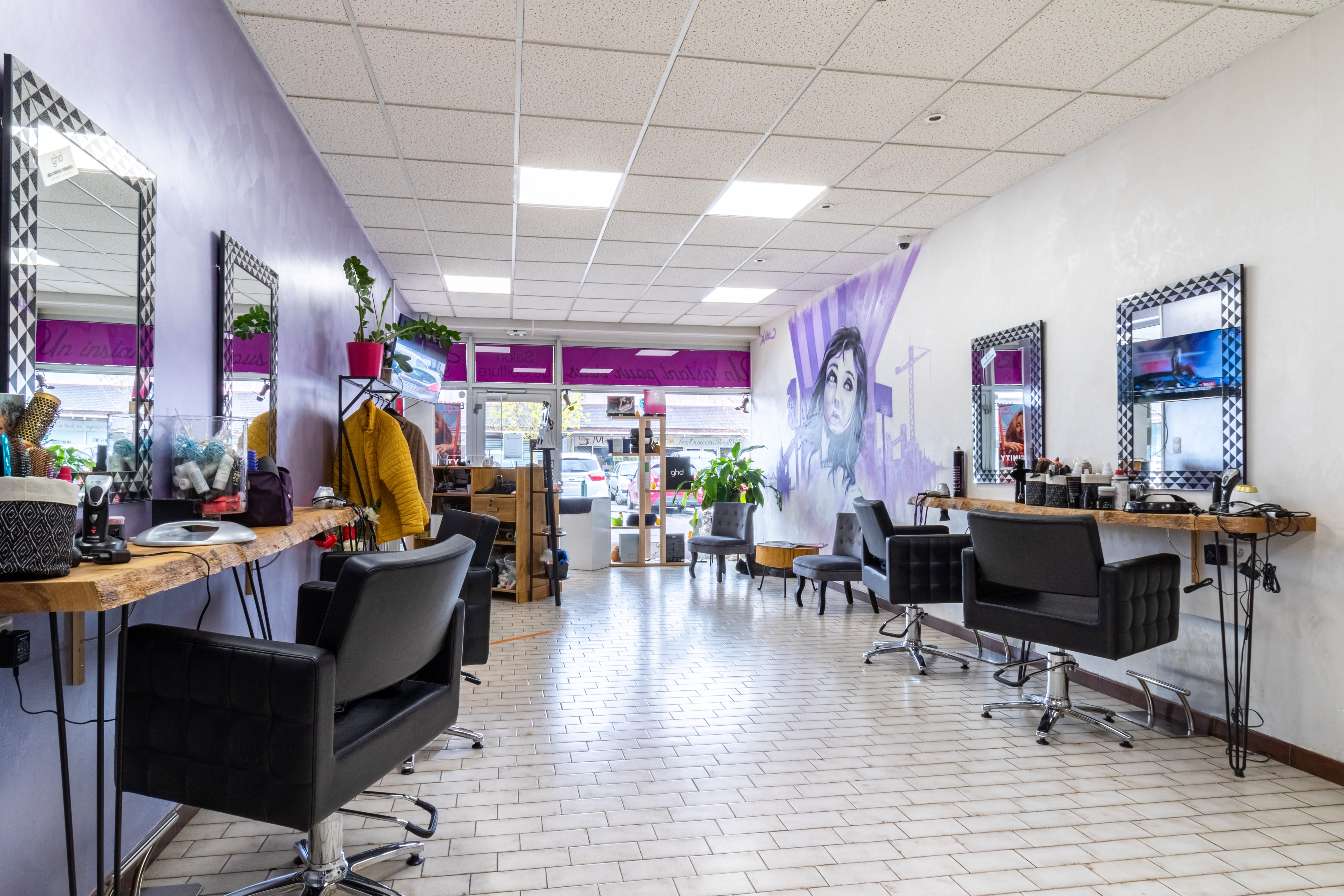Je met en vente le fond de commerce.

Salon de coiffure mixte, une clientèle régulière et agréable. Je travaille avec le logiciel Planity et les clients ont pris l’habitude de prendre rendez-vous en ligne. 
Le salon de coiffure se trouve au centre commercial Champlon qui contient un bureau de tabac presse, une pharmacie, un institut de beauté et spa, une opticien, un pressing laverie, un magasin de vêtement femme, deux restaurants et une enseigne Aldi.

Disponible tout de suite au tarif de 28 000€. Négociable