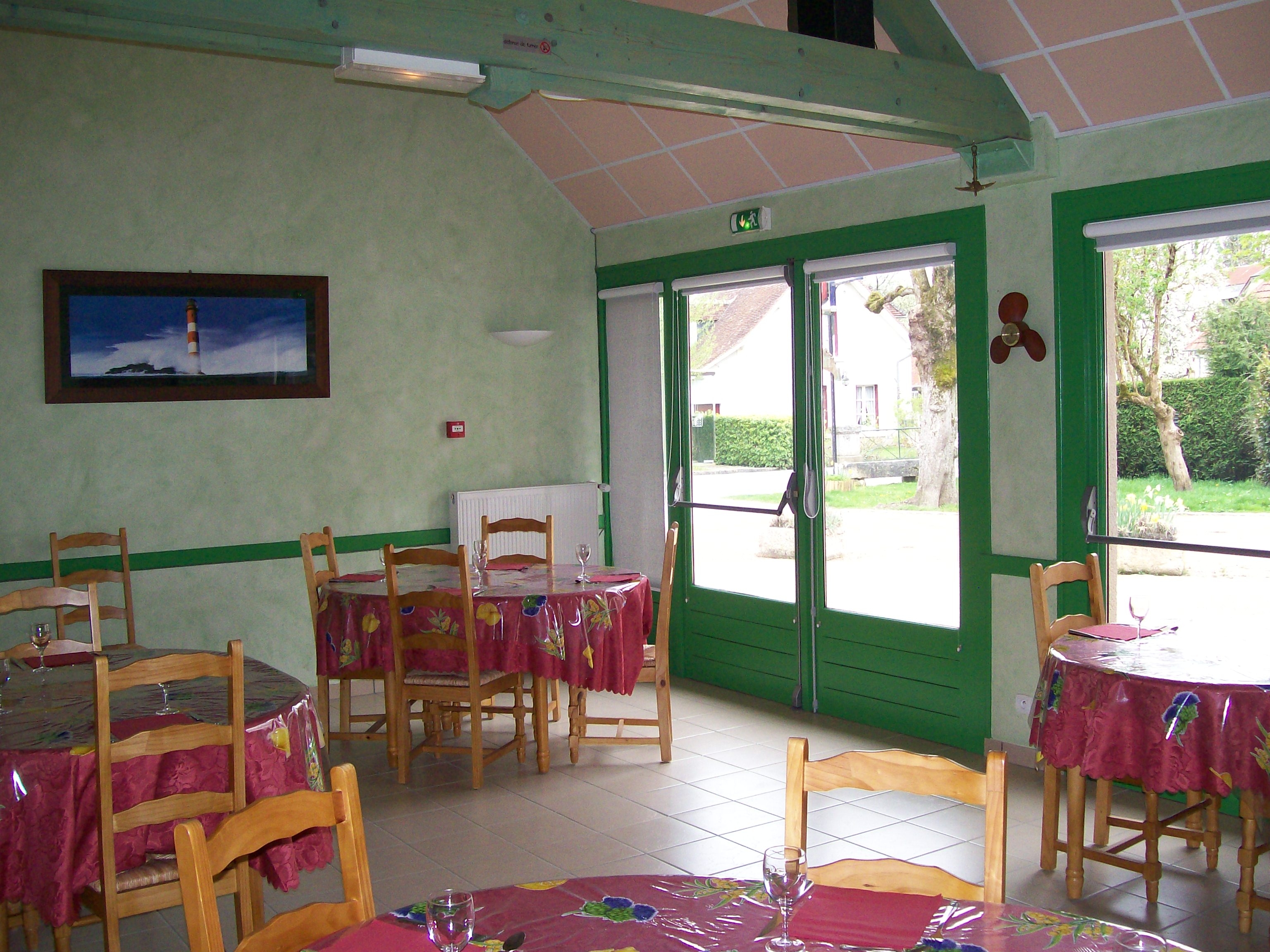 C'est un bar-restaurant situé dans une commune rurale et touristique du Nord de l'Indre, à proximité des parcours de randonnée et des châteaux de la Loire et du zoo de Beauval.
Ce lieu convivial,, apprécié des habitants et des visiteurs, offre une belle opportunité pour un ou des entrepreneur(s) désireux de s'investir dans un projet dynamique.
Le couple locataire actuel a cessé son activité au 31/12/2023 après avoir pendant 8 ans développé et fidélisé sa clientèle.
Cet établissement est idéalement situé pour développer une structure florissante.
DESCRIPTION DU BIEN
Superficie de 400m2 composé :
- au RDC d'une partie bar-restaurant de 200m2, comprenant deux salles d'une capacité chacune de 25 couverts
- A l'étage, d'une partie habitation de 200m2, en bon état d'entretien avec accès séparé du local commercial
SES CARACTÉRISTIQUES
- cuisine professionnelle entièrement équipée d'un matériel neuf et performant avec accès à un jardin privé de 100m2
- grande terrasse en façade (20 à 30 couverts)
- local de rangement
- La licence IV, propriété de la commune, est mise à disposition gracieusement
- Pas d'achat de fonds de commerce
ATTENTES COMMUNALES
- Expérience dans la restauration ou la gestion d'un établissement similaire
- Amplitude horaire d'ouverture du bar en adéquation avec le rythme des festivités locales et le public de proximité et de passage