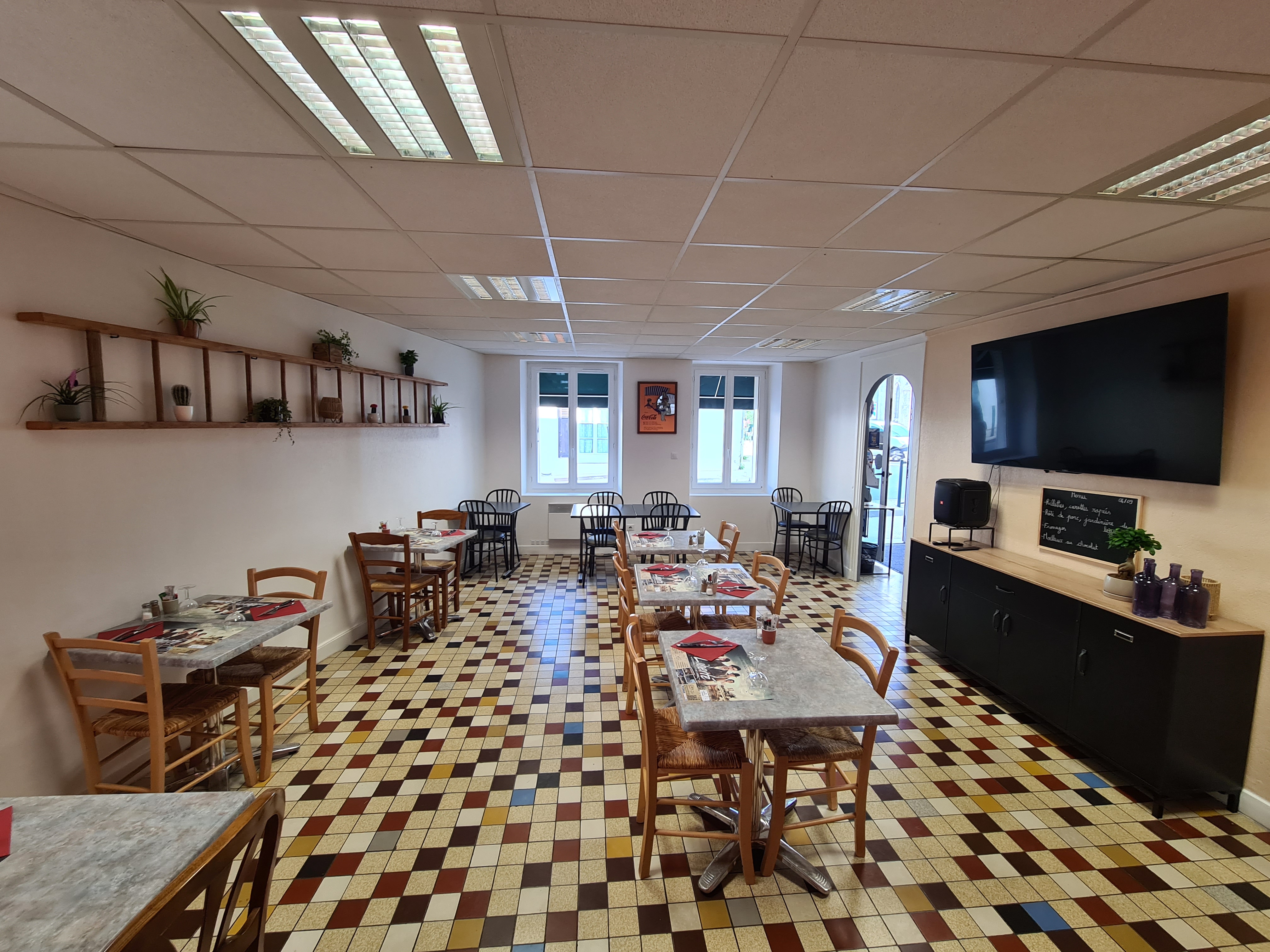 BAR-BRASSERIE-TABAC-FDJ situé en coeur de bourg, avec stationnement facile à proximité.
L'établissement se compose d'une partie brasserie d'environ 35 places assises, d'une salle de bar offrant 20 places et d'une terrasse de 16 places.
Activité Brasserie uniquement le midi, offrant une excellente qualité de vie.
Clientèle fidèle.
Fermée 1 jour/semaine + 5 semaines/an.
Logement avec deux chambres.
Loyer faible.
Affaire saine, rentable et bien tenue, idéale pour un couple, sans personnel à reprendre.
EBE 92 000 €
RBE reconstitué 104 000€