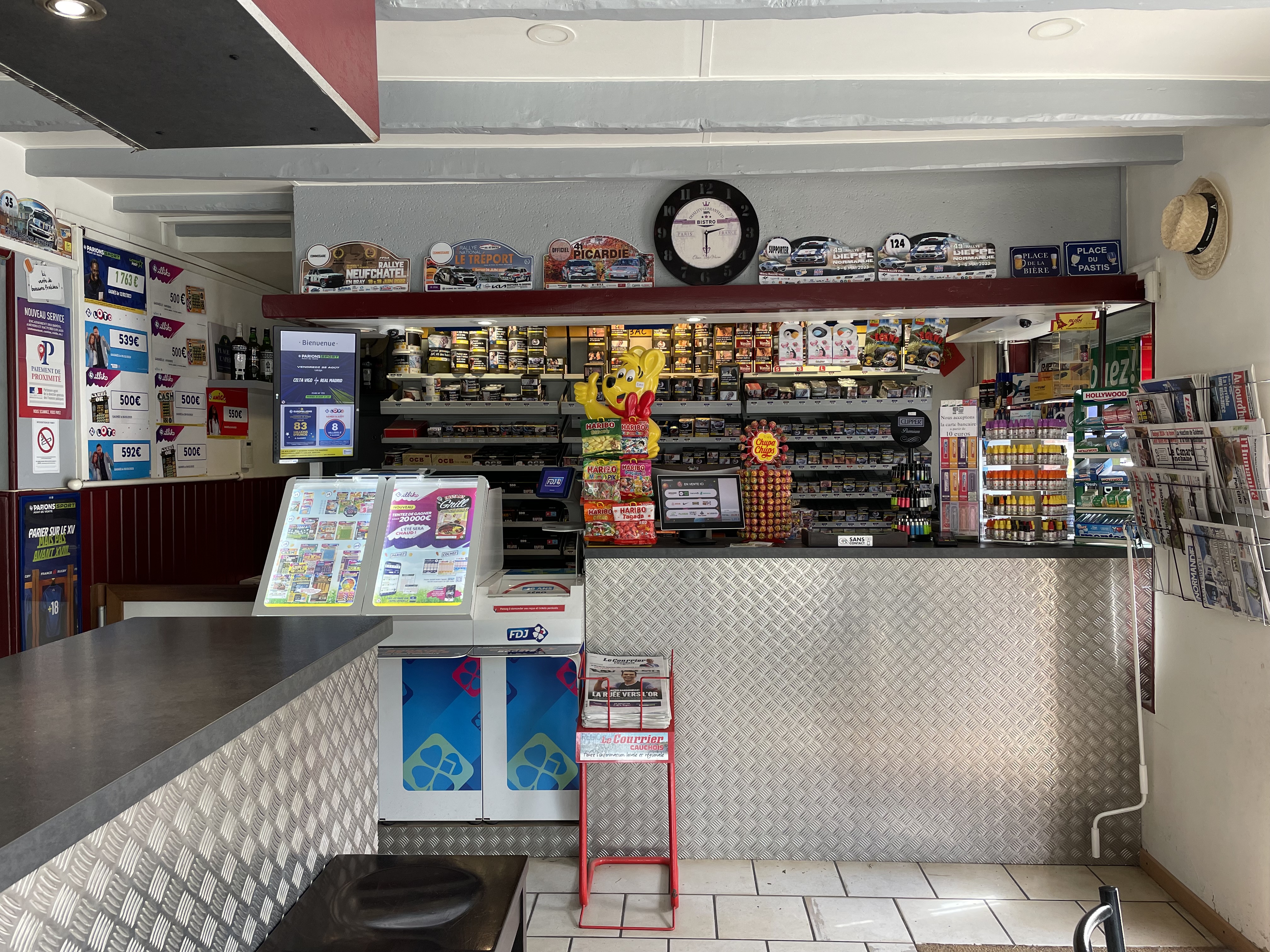 Cause départ à la retraite, vente de mon commerce.
80 M² BAR TABAC FDJ PMU PRESSE
Dans un bourg de Seine Maritime, entre Rouen et Dieppe, sur axe passant, Bar Tabac FDJ PMU coin presse, divers dépôts et relais. Affaire idéale pour couple, composée d'une salle de bar de 24 places assises, d'une terrasse bien exposée de 50 places. Parking extérieur à proximité. Possibilité de développer l'activité. Fermé le dimanche après midi, le mercredi et les jours fériés + 5 semaines de congés.

Atouts du bien : Emplacement stratégique : Le bien est situé dans une zone à fort passage, offrant une grande visibilité. proximité des transports : Accès facile aux réseaux de transport.