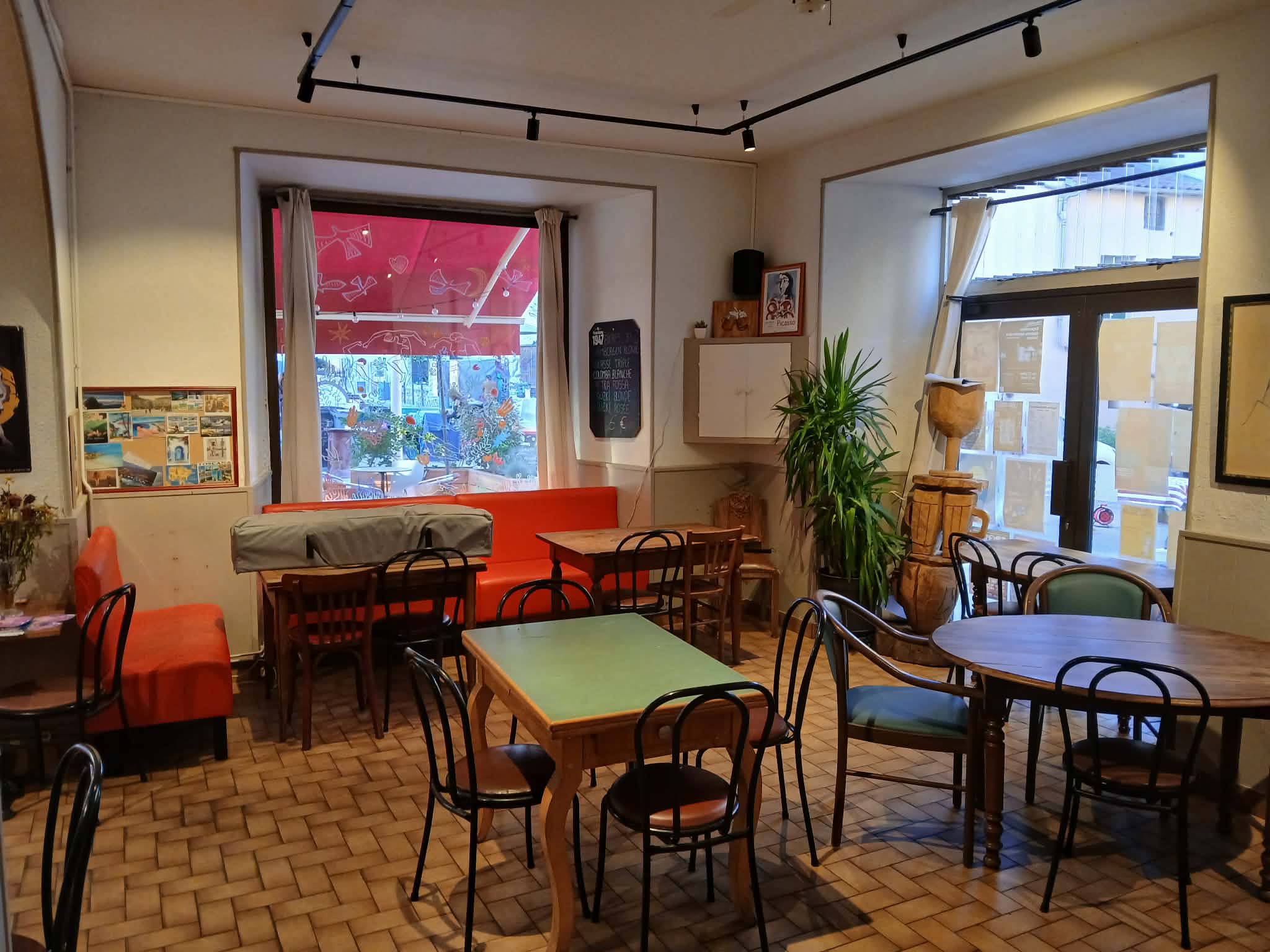 Plus qu’un bar, cet établissement s’est imposé comme l’une des institutions de la ville. Depuis plus de 100 ans, cette adresse emblématique est un véritable lieu de rencontres et de mélanger intergénérationnel, ancré dans la vie des habitants. Repris avec passion, il offre aujourd’hui une opportunité rare pour qui voudra s’investir dans une activité à taille humaine dans une ambiance chaleureuse, authentique et familiale.

Situé dans le centre historique Brivadois, ce bar bénéficie d’une clientèle éclectique attachée au lieu, composée d’habitants, de familles, d’associations et d’actifs locaux. Ici, les clients viennent autant pour boire un coup que pour retrouver une atmosphère conviviale et un accueil sincère.
Avec sa salle d’environ 35 places (+ un comptoir spacieux) et son agréable terrasse (60 places) agrandissable selon les événements proposés (150 places), le lieu se prête parfaitement à une activité dynamique tout au long de l’année.

Les points forts du lieu:

Loyer de 392e/mois. Affaire d’angle, Emplacement central, terrasse ensoleillée (orientée sud), belle visibilité et parking de 120 places. Ambiance authentique et chaleureuse. Clientèle fidèle et attachée à l’établissement. Terrasse entre 60 et 150 places. Bar entièrement équipé. Outils de travail récent et bien entretenu.
Belle terrasse permettant de profiter pleinement des beaux jours.

Situé au cœur du marché le samedi et d’autres manifestations publiques
Place neuve et dynamique : restaurants, cinéma, commerces et fêtes municipales (Fête foraine, bal des pompiers, bal des jeunes, foire agricole etc.)
Sous préfecture de 6500 habitants, Brioude est le centre d’un bassin de vie de 25000 habitants
Biennale d’aquarelle, Expositions du Doyenné etc – Ville de plus en plus touristique.
Située en Zone de Revitalisation Rurale (exonération IS).
Cave spacieuse + fournisseurs locaux qui gèrent la manutention et sont très réactifs.

Potentiel de développement : petite restauration, amplitude horaire, soirées à thèmes,
Exploitation immédiate possible

Contact: 0770787251. Merci de laisser un message vocal ou SMS.

Prix du fonds de commerce : 185000 euros.