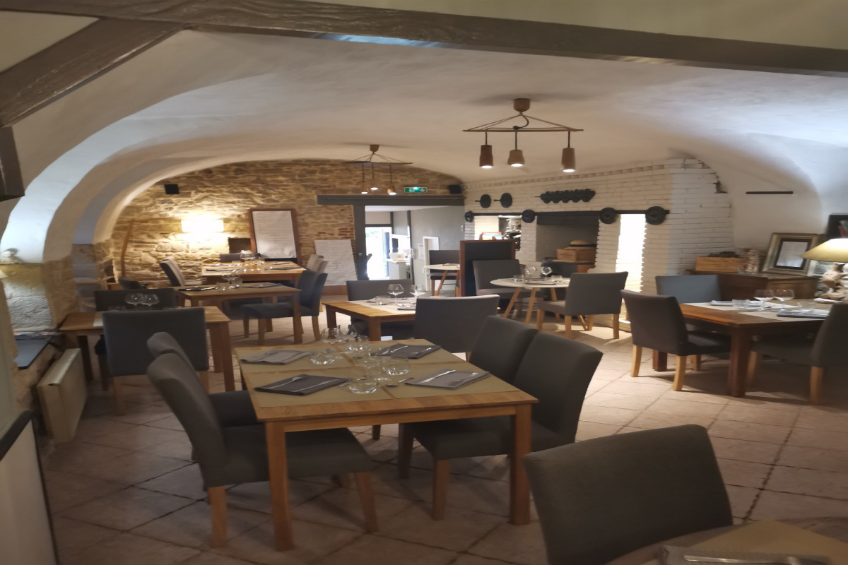 A vendre petit restaurant idéal couple, références guides, dans un village médiéval, capacité de 22/25 couverts en salle et 18 en terrasse
Ouvert toute l'année, CA en constante évolution, fermé le samedi midi, dimanche et lundi. Le CA peut encore être développé avec activité traiteur. Pas de frais à prévoir, matériel en bon état et entretenu. Loyer 638? par mois. Puy l'Evêque est un magnifique village médiéval, touristique mais aussi idéal pour une vie de famille toutes commodités à proximité ( école, activités sportives et culturelles?)