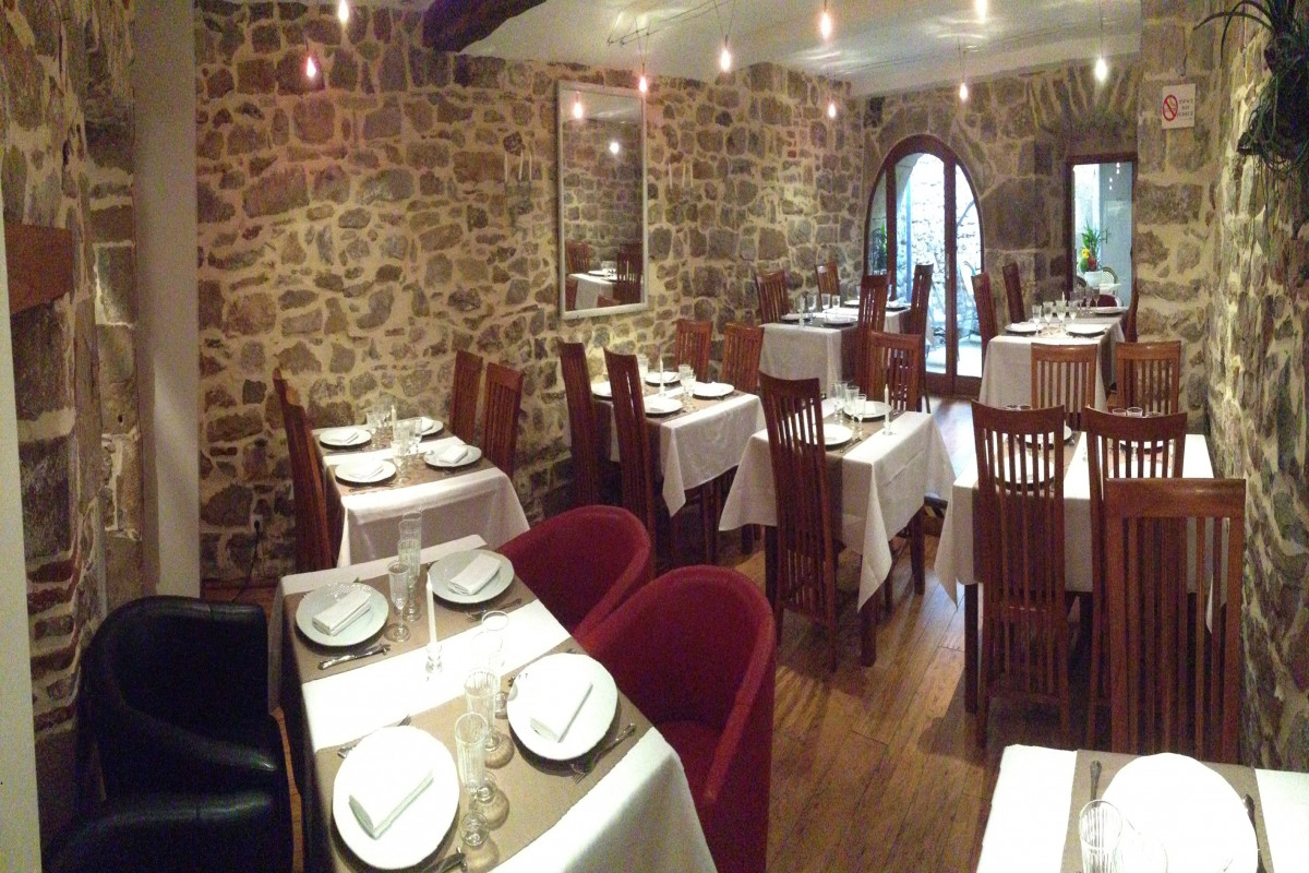A reprendre, fonds de commerce d?un restaurant renommé et de qualité situé sur le territoire dynamique et touristique de la Vallée de la Dordogne, dans le département du Lot (46).

La destination touristique Vallée de la Dordogne offre un écosystème unique avec une reconnaissance historique au niveau national (5 millions de visiteurs), le territoire prône l?authenticité, la naturalité et la gastronomie. La vallée de la Dordogne est un territoire à taille humaine (50 000 habitants), avec une forte dynamique économique (3500 entreprises) porté notamment par le tourisme, ses fleurons industriels & agroalimentaires et son secteur agricole de qualité et diversifiée (élevage, viande, fromage Rocamadour, noix, truffe...).
Le territoire possède de nombreux labels de qualité et de reconnaissance que ce soit de la mise en valeurs des filières gastronomiques locales (AOP, Agneau Fermier du Quercy, Veau sous la Mère?), touristiques (Destination Vallée de la Dordogne, 5 Plus Beaux Villages de France, Réserve mondiale de biosphère Unesco, Parc Naturel Régional?) ou même du côté du dynamisme de ses industries (Label Territoire d?Industrie, Mécanic Vallée).

Saint-Céré est un pôle économique central du département, bassin industriel et technologique, pôle commercial et bien sûr destination touristique pour son patrimoine et ses activité culturelles.
Dès le Moyen-Age, l?emplacement privilégié de Saint-Céré engendre une intense activité économique toujours présente aujourd?hui avec foires, marchés et commerces dynamiques.
Son architecture remarquable conserve de nombreuses traces de ce passé florissant.

Ce restaurant jouit d?une situation privilégiée dans le centre historique de la cité médiévale de Saint-Céré sur une place piétonne.
L?établissement est récent et entièrement aux nomes.
Le restaurant offre aujourd?hui une cuisine traditionnelle de qualité avec une forte renommée.
La table est réputée par les amateurs de terroir et de coutumes. Avec sa grosse pierre aux murs et son mobilier simple et soigné, la salle offre une ambiance chaleureuse.
Table recommandée par le Gault & Millau.
Le restaurant est composé d?une entrée avec cuisine ouverte sur les clients, 2 salles, une réserve, un espace plonge, des toilettes PMR.

Capacité du restaurant :
? 44 couverts en salle
? 50 couverts en terrasse

Ticket moyen :
? 15-16 ? le midi
? 30-35 ? le soir

- moyenne de 240 000 ? de CA? HT sur les années 2019-2018
- Affaire qui tourne à 2 en basses saison + 3 CDD en haute saison
- Pas de personnel à reprendre
- Excellente réputation
- Ouvert à l'année
- Loyer : 900 ? / mois
- Licence restaurant

Prix de vente fonds de commerce : 165 000 ?

Le/la repreneur sera accompagné(e) pour la reprise par l?agence de développement économique du territoire.