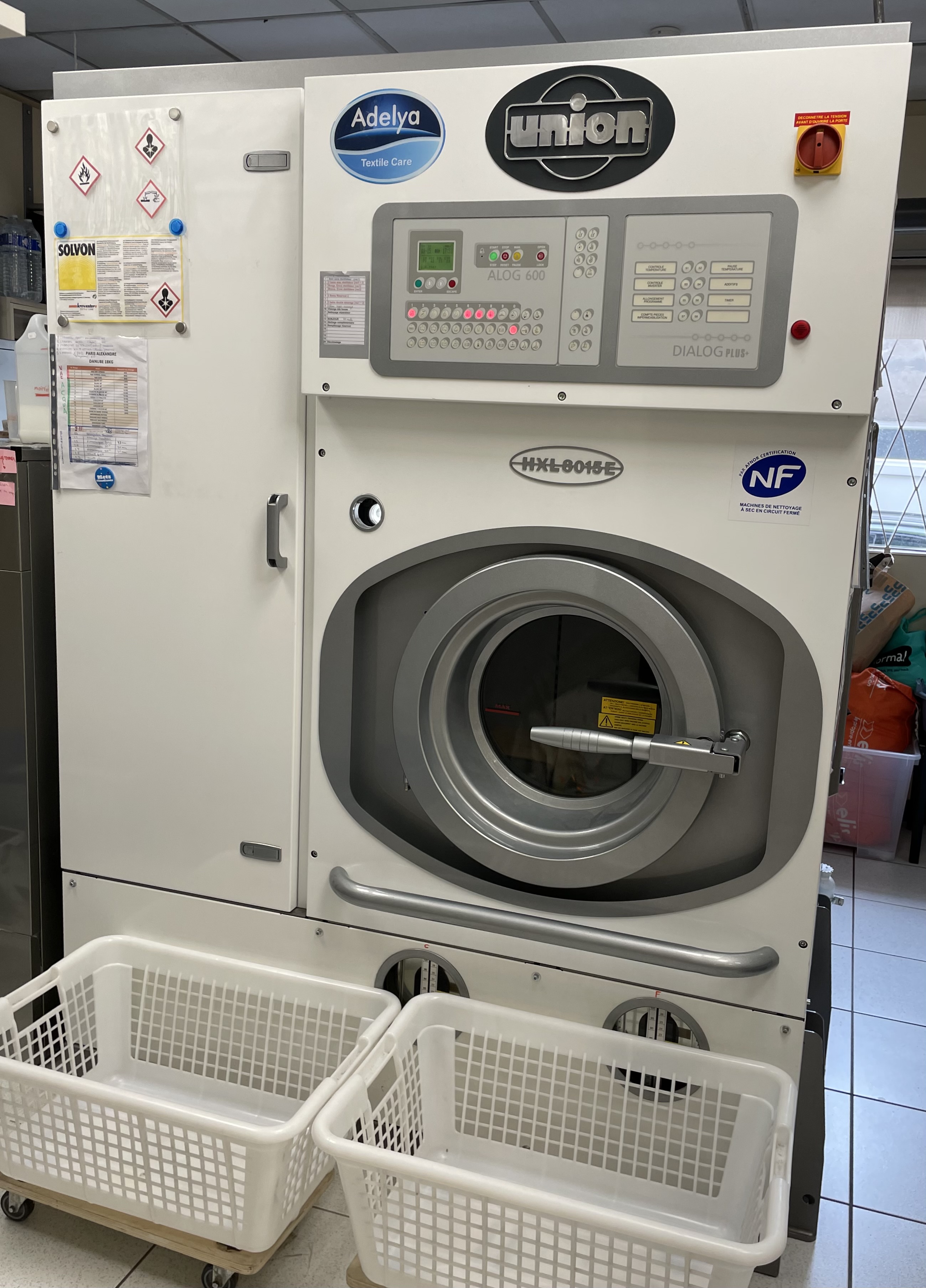 Cause retraite, vends pressing exploité depuis plus de 50 ans au coeur d'un quartier historique et résidentiel de Metz, dans une rue commerçante dynamique avec facilité de stationnement .
Notoriété du pressing qui propose ; nettoyage à sec, arqua nettoyage et blanchisserie.
Ensemble des machines renouvelées en 2021 pour répondre aux normes du métier:
- Machine nettoyage à sec
- Une machine acqua nettoyage avec un programme blanchisserie
- Un gros sèche linge 
- Trois tables à repasser
Activité pressing dynamique, notoriété et qualité des prestations reconnues sur le secteur messin.
- local  70 m2 
- Loyer 932 € TTC mensuel hors charges
- CA 2024 215K €