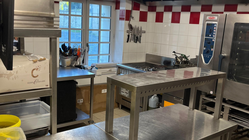 Motif de cession :retraite 
vend fond de commerce multiservice au cœur d'une commune rurale avec un bon emplacement sur un axe fréquenté et la présence d'un lycée professionnel à proximité générant un flux régulier. Facilité de stationnement 
Deux dirigeants actuellement, aucun salarié
Locaux:
Salles 30 places assises(en fonction de l aménagement, possibilité de places supplémentaires.
2 Patios :permettant d accueillir 60 personnes l été 
Etablissement neuf , ne nécessitant aucun travaux 
Loyer 500€ 
perspectives de développement:
Développement du bar ( animations, évènements )
augmentation de l amplitude horaire 
horaires d ouvertures
lundi, mardi, jeudi, vendredi 6h45
ferme de mercredi 
samedi/ dimanche :8h/13h