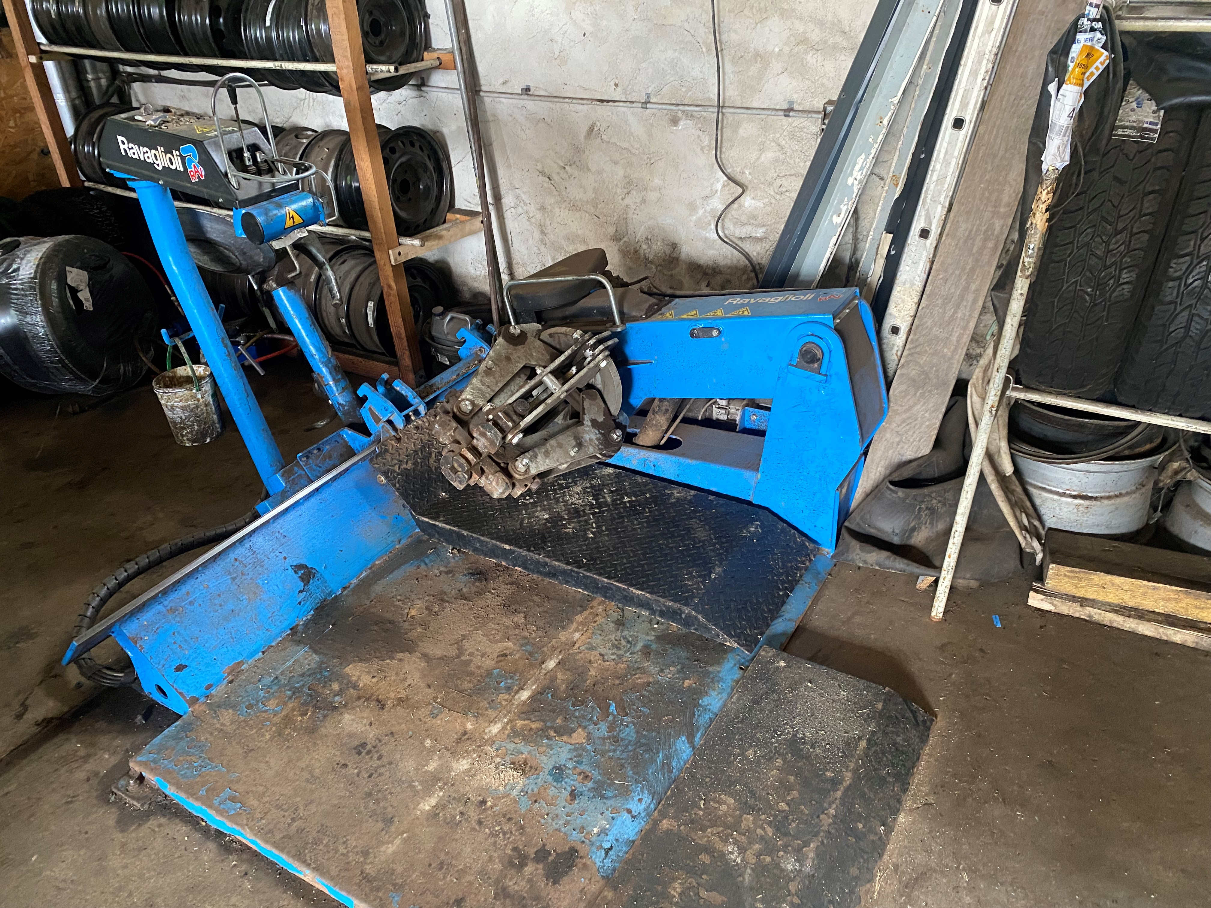 Localisation : Village dynamique de Haute-Loire, tous commerces, écoles et collèges.

Activité : Vente et montage de pneus (véhicules légers, utilitaires, agricoles selon équipement).
Entreprise individuelle, idéale pour une personne souhaitant s’investir dans une activité avec une clientèle locale fidèle. L’activité est bien implantée dans le tissu économique du secteur, avec une bonne visibilité et un local fonctionnel.

Points forts :
Faibles charges de fonctionnement.
Clientèle régulière.
Local bien situé, facile d’accès.
Potentiel de développement : diversification.
Opportunité : Reprise clé en main avec accompagnement possible.

Motif de cession : Changement de projet professionnel.